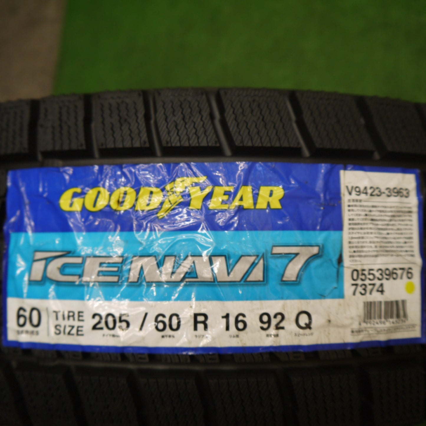 未使用！22年！2本★スタッドレス 205/60R16 グッドイヤー アイスナビ7 タイヤ 16インチ ノア ヴォクシー プリウスα ステップワゴン 等★5110706Hスタ
