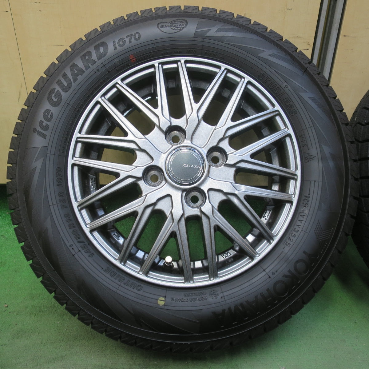 バリ溝！25年！キレイ！ほぼ10分◎スタッドレス 145/80R13 ヨコハマ アイスガード iG70 GRASS グラス 13インチ PCD100/4H◎6100805イス