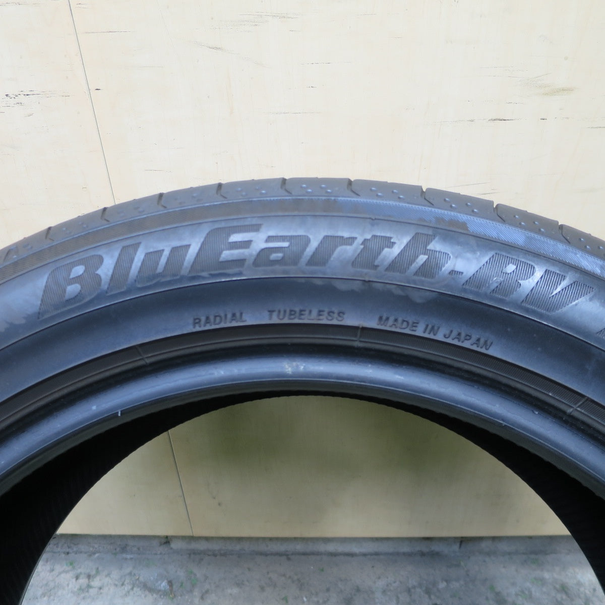 バリ溝！23年！8.5分！2本★235/50R18 ヨコハマ BluEarth-RV RV03 タイヤ 18インチ ブルーアース アルファード ヴェルファイア 等★6032103NGノタ