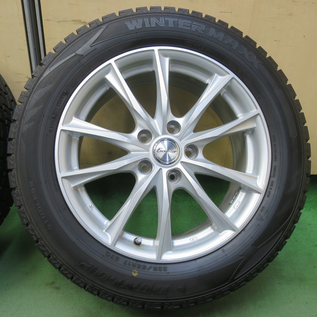 バリ溝！23年！キレイ！ほぼ10分◎スタッドレス 225/55R17 ダンロップ ウインターマックス WM02 Exceeder エクシーダー 17インチ PCD114.3/5H◎6091901イス