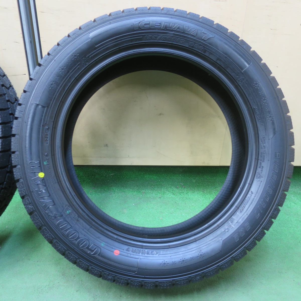 未使用！25年★スタッドレス 195/60R17 グッドイヤー アイスナビ7 タイヤ 17インチ ライズ ロッキー 60系 プリウス 等★6030413イスタ
