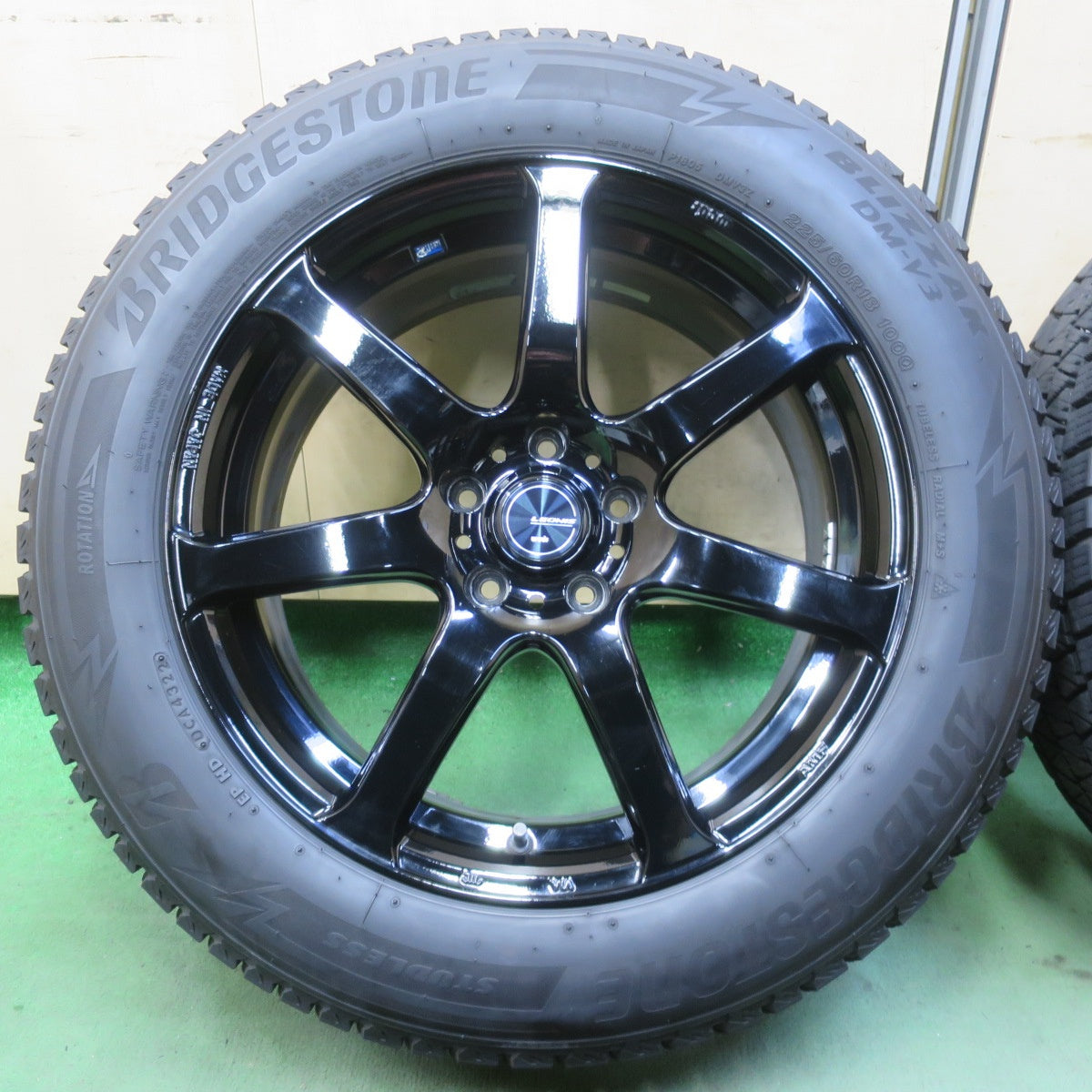バリ溝！22年！キレイ！9分◎LEONIS NAVIA 07 AMF 225/60R18 スタッドレス ブリヂストン ブリザック DM-V3 レオニス ナヴィア 07 18インチ PCD114.3/5H◎6081703イス