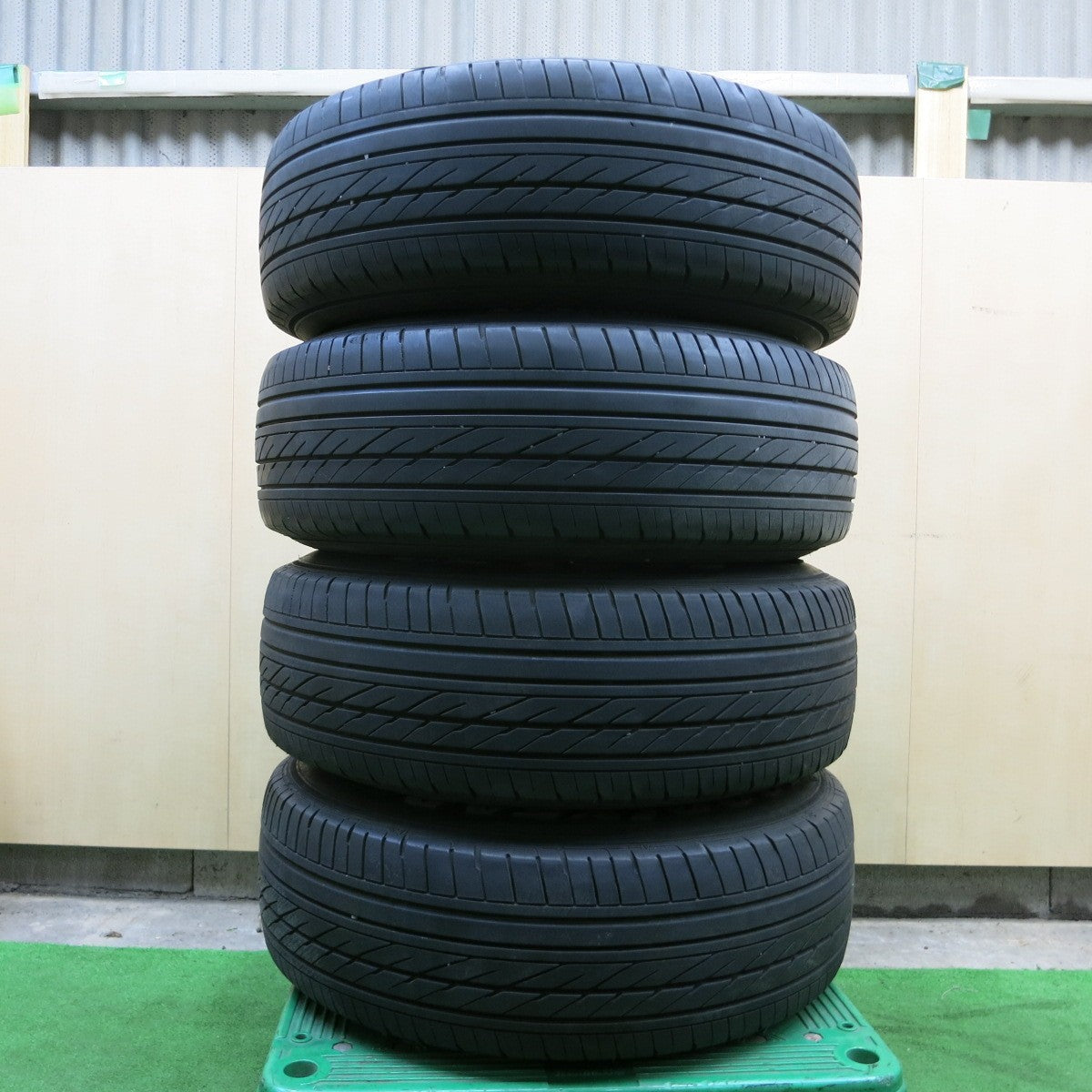 *送料無料* バリ溝！キレイ！8.5分★ハイエース 等 DAYTONA デイトナ 215/65R16C 109/107R グッドイヤー イーグル #1 ホワイトレター 16インチ PCD139.7/6H★4060501ナノ
