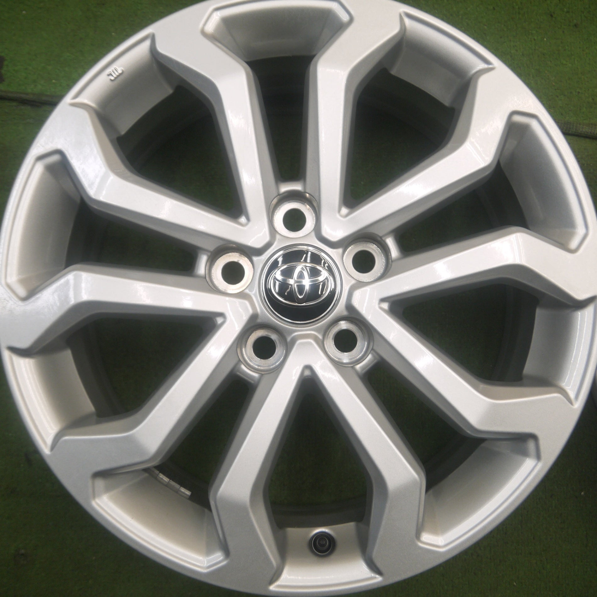 カローラクロス　純正アルミホイール　新車外し 新車外し 中古 トヨタ カローラクロス純正 アルミホイール 7J-18