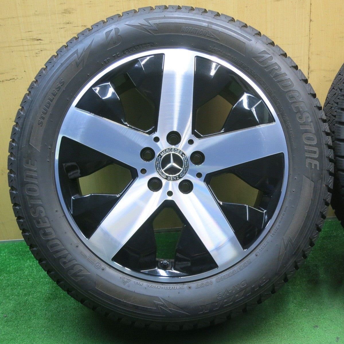 バリ溝！23年！キレイ！9.5分以上★ベンツ GLBクラス X247 純正 235/55R18 スタッドレス ブリヂストン ブリザック DM-V3 18インチ PCD112/5H★5050901NJス