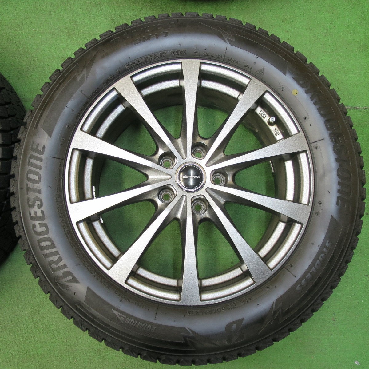 [送料無料] バリ溝！23年！キレイ！ほぼ10分★スタッドレス 225/60R17 ブリヂストン ブリザック DM-V3 KORPER ケルパー 17インチ PCD114.3/5H★4112901イス