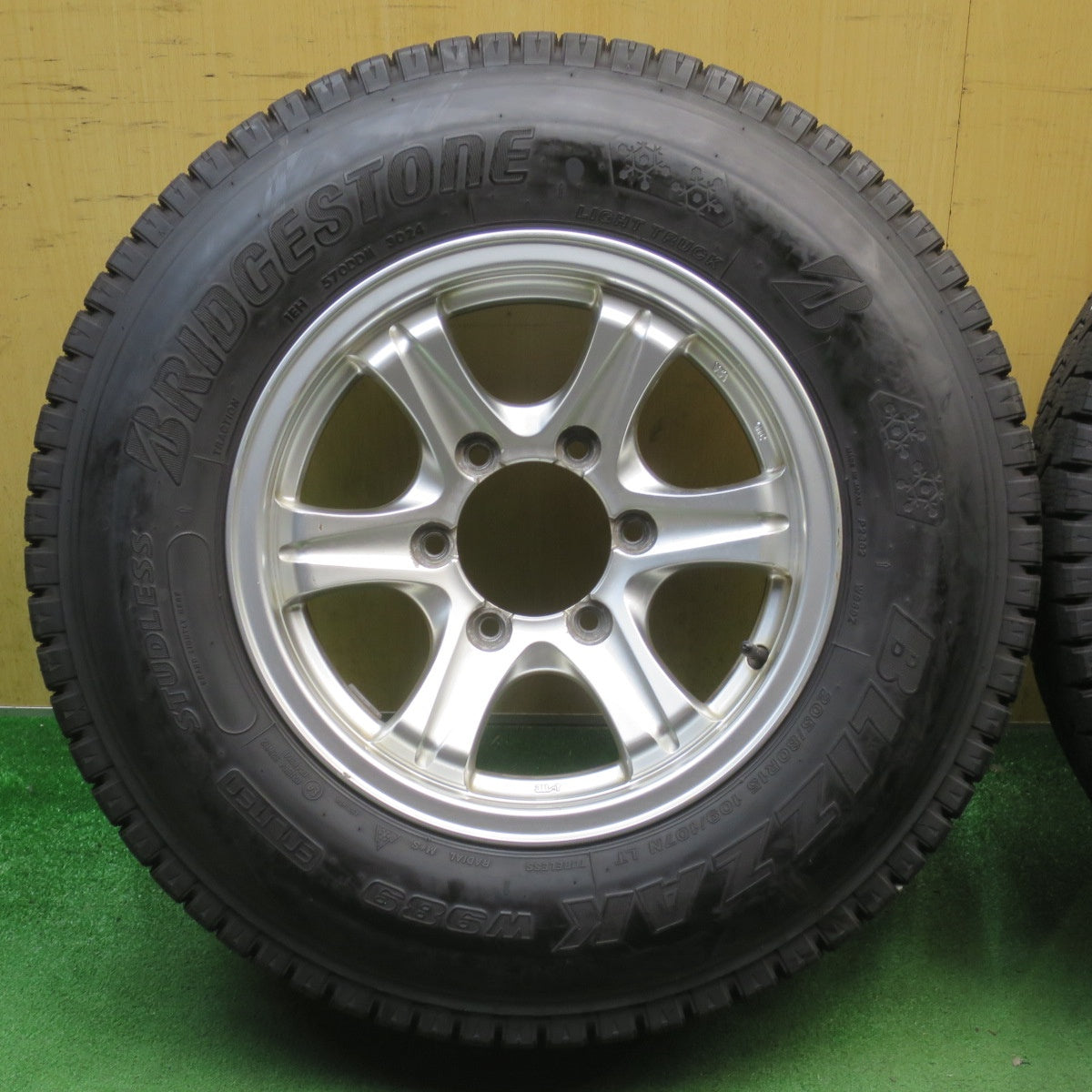 超バリ溝！24年！9.5分以上◎KEELER 205/80R15 109/107N スタッドレス ブリヂストン ブリザック W989 キーラー 15インチ PCD139.7/6H◎6063004NJス