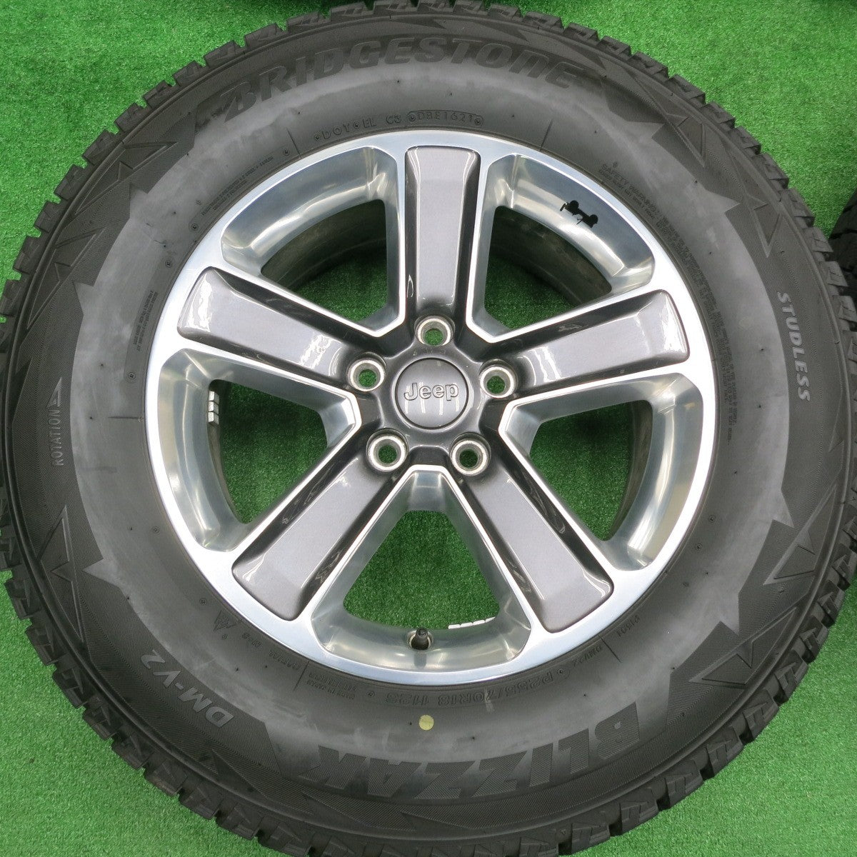 [送料無料] バリ溝！21年！キレイ！9.5分★ジープ JL ラングラー アンリミテッド サハラ 純正 255/70R18 スタッドレス ブリヂストン ブリザック DM-V2 PCD127/5H★4091501HAス