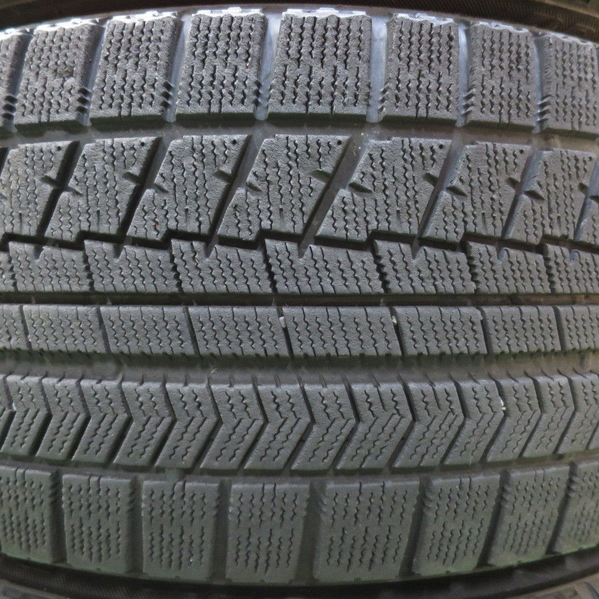 [送料無料] バリ溝！21年！キレイ！8.5分★LEONIS CH 225/50R18 スタッドレス ブリヂストン ブリザック RFT レオニス 18インチ PCD114.3/5H★5010707イス