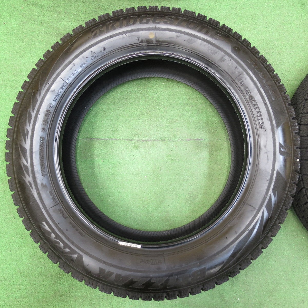 [送料無料] バリ溝！23年！ほぼ10分★スタッドレス 175/65R15 ブリヂストン ブリザック VRX2 タイヤ 15インチ フィット アクア スイフト キューブ等★4112303イスタ