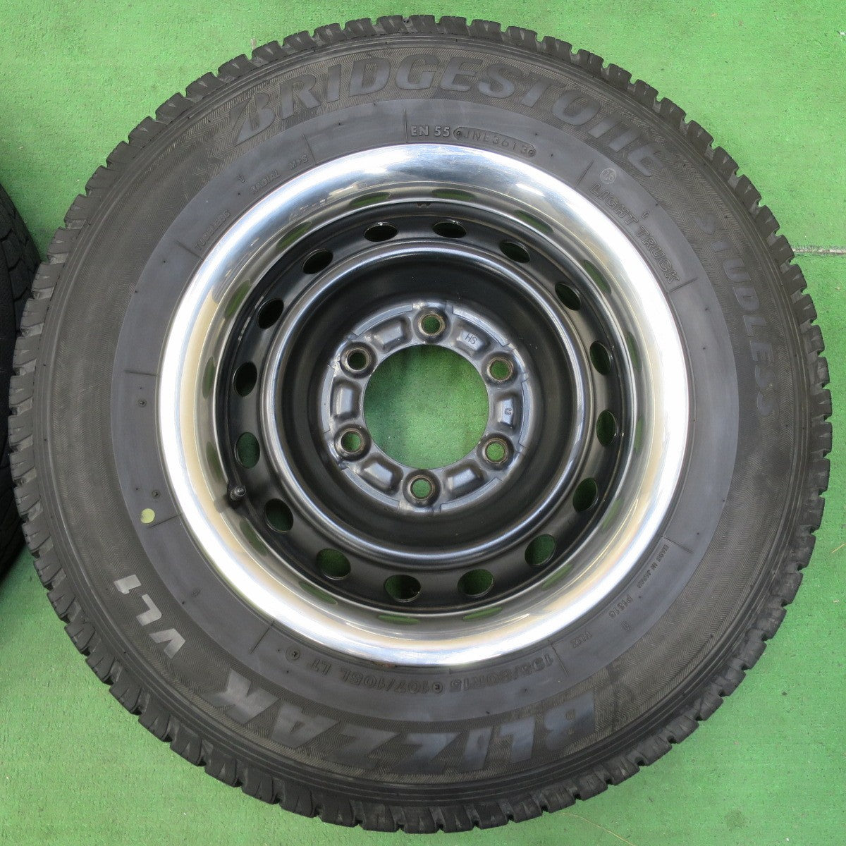 [送料無料] リムガード付き！バリ溝！キレイ！9分★トヨタ ハイエース 純正 スチール 195/80R15 107/105L スタッドレス ブリヂストン ブリザック VL1 PCD139.7/6H★4093010イス