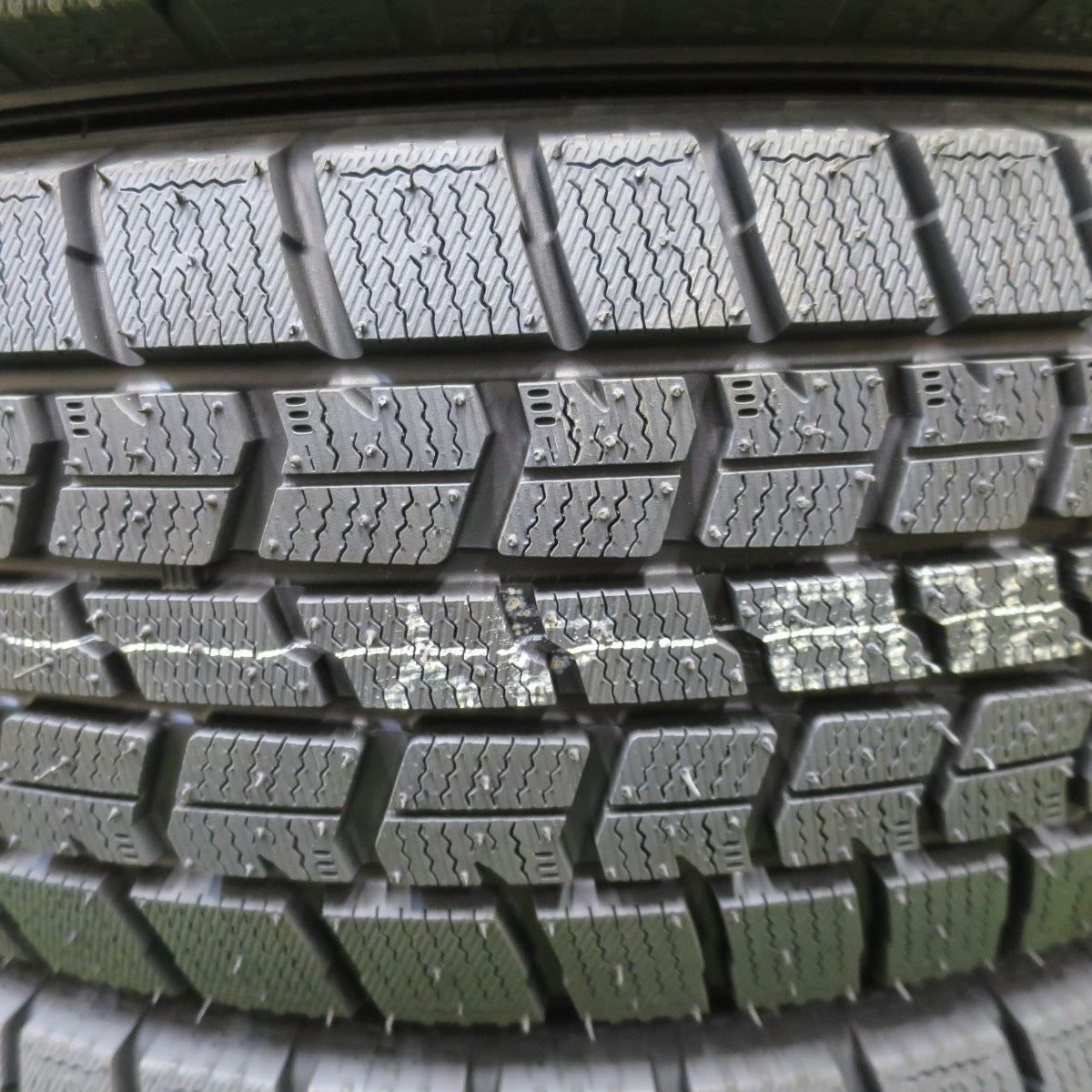 未使用！25年★スタッドレス 195/60R17 グッドイヤー アイスナビ7 タイヤ 17インチ 60系 プリウス ライズ ロッキー 等★6042003NGスタ