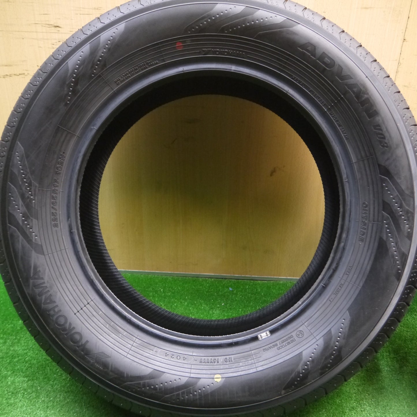 [送料無料] ほぼ新車外し！24年★225/65R17 ヨコハマ アドバン V03 タイヤ 17インチ アルファード ヴェルファイア ハリアー RAV4 等★5010604Hノタ