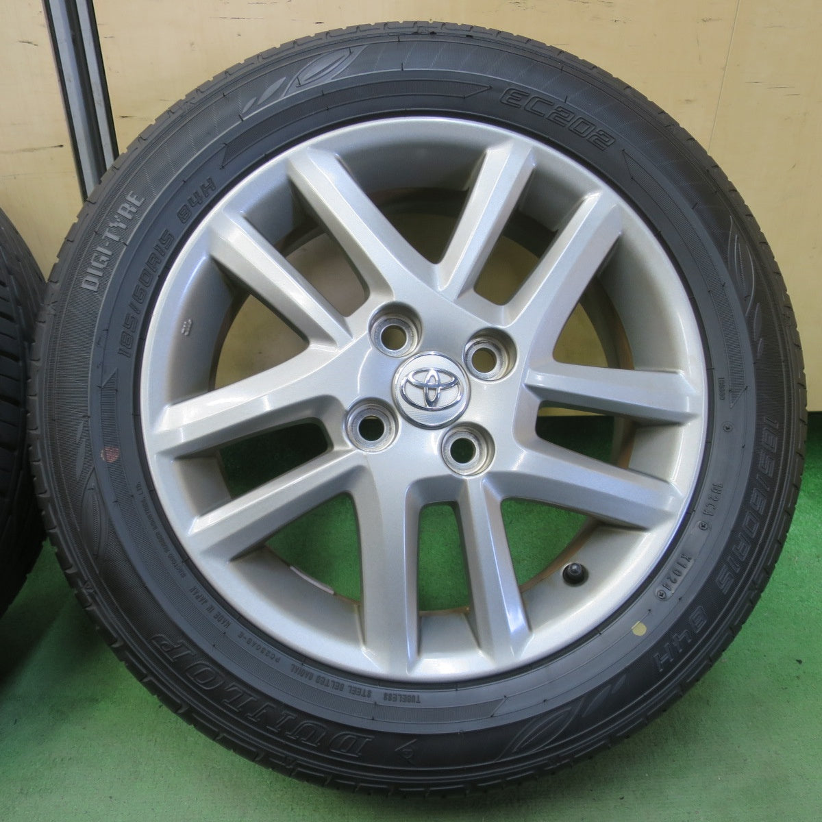 バリ溝！24年！キレイ！9.5分★トヨタ 160系 カローラ フィールダー WxB 純正 185/60R15 ダンロップ EC202 15インチ PCD100/4H★6051503イノ