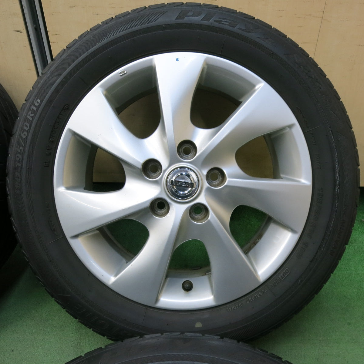 キレイ★日産 C26 セレナ 純正 195/60R16 ブリヂストン プレイズ PX-RV 16インチ PCD114.3/5H★5043015SYノ