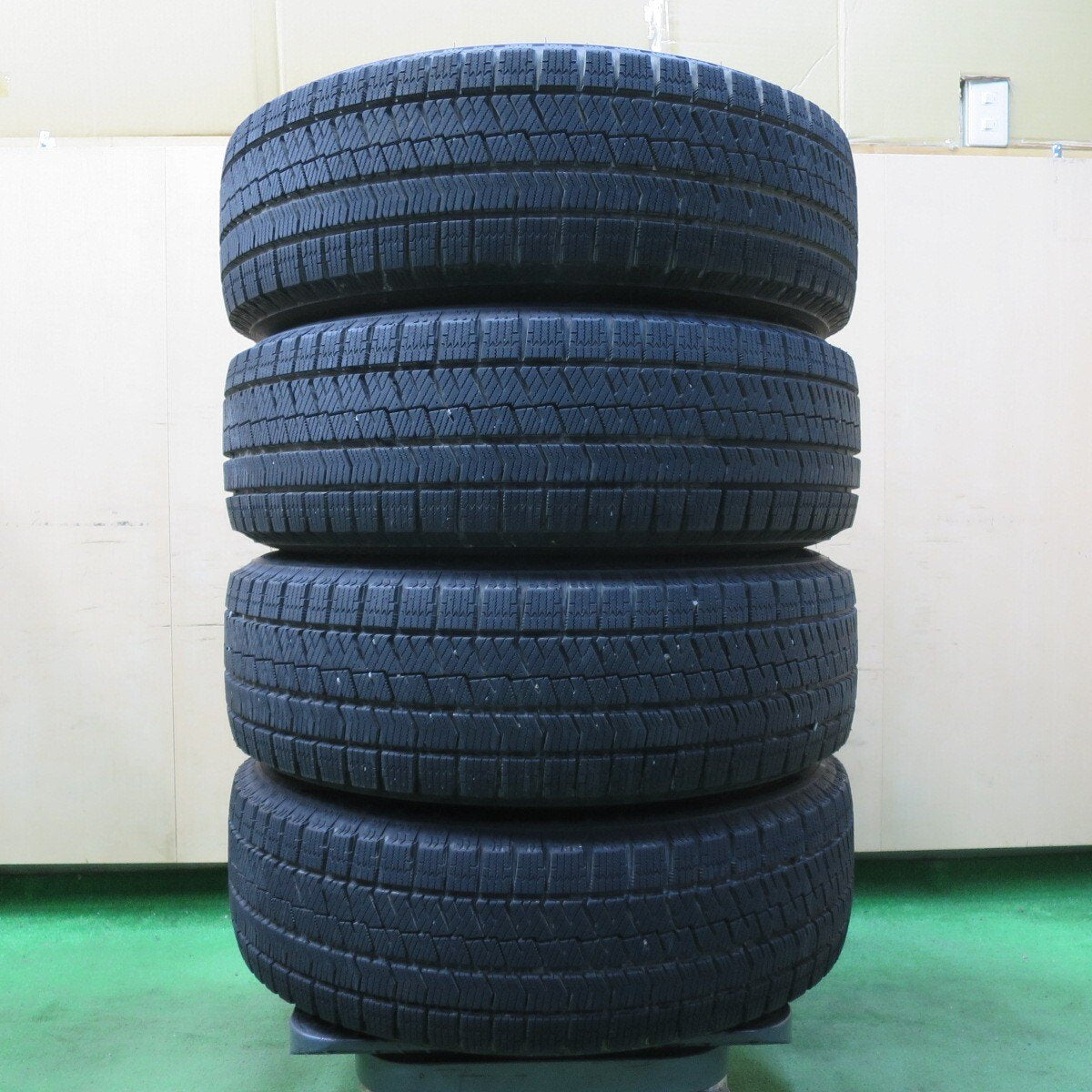 バリ溝！22年！キレイ！9.5分★スタッドレス 205/65R16 ブリヂストン ブリザック VRX2 ECO FORME エコフォルム 16インチ PCD114.3/5H★5031210イス