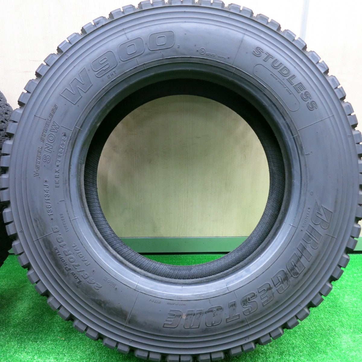 *送料無料* バリ溝！23年！9.5分★トラック タイヤ 245/70R19.5 136/134J スタッドレス ブリヂストン W900 19.5インチ★4072304HAスタ