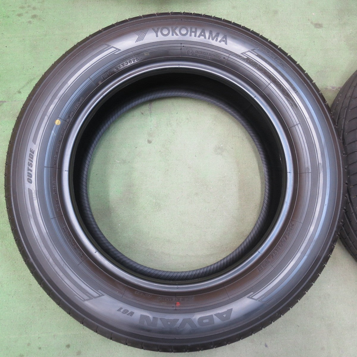 新車外し！25年★225/60R17 ヨコハマ アドバン V61 V61H タイヤ 17インチ レクサス LBX アルファード ヴェルファイア 等★6032403イノタ