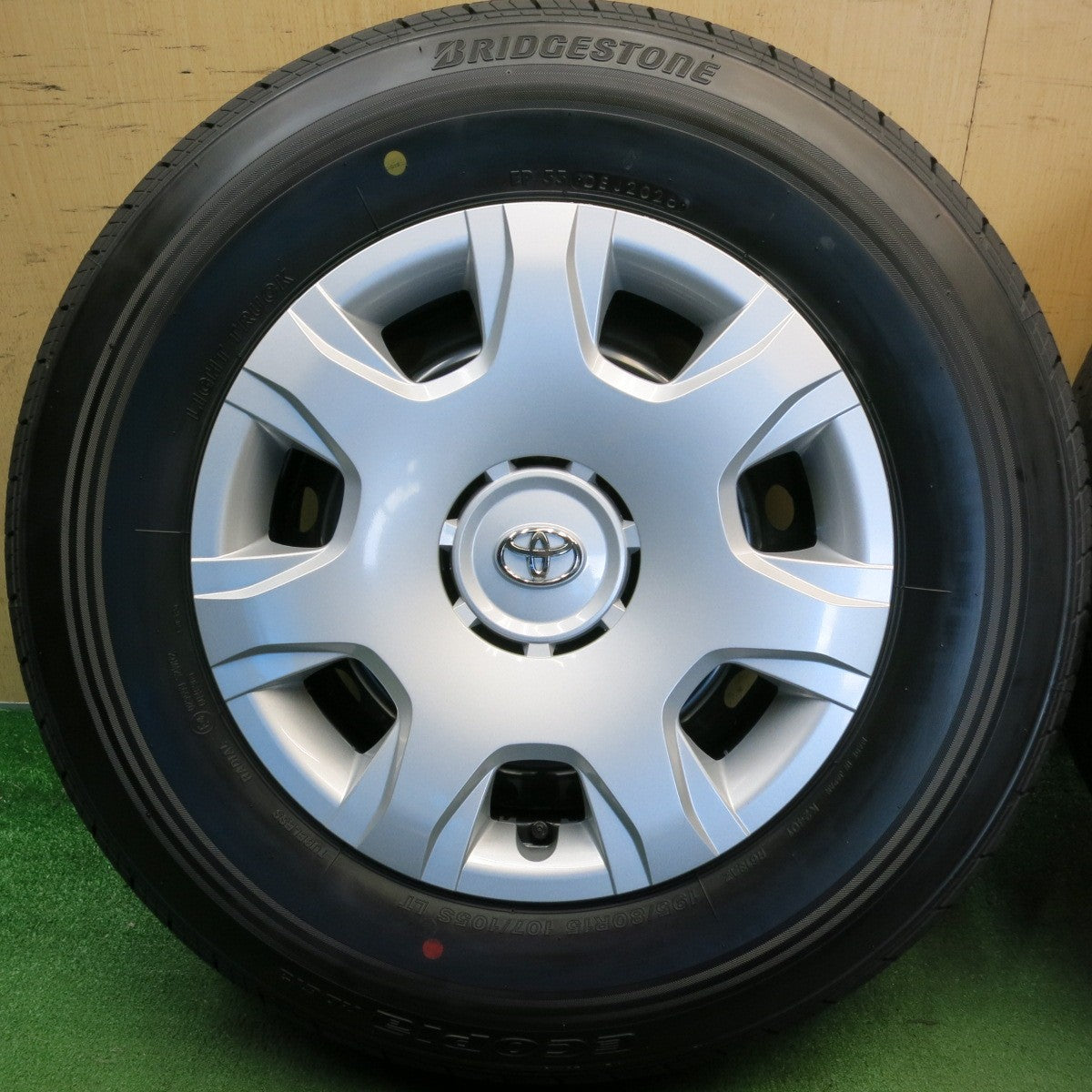 新車外し！26年◎トヨタ 200系 ハイエース 純正 スチール 195/80R15 107/105S ブリヂストン エコピア RD613 15インチ PCD139.7/6H◎6081601HAノ