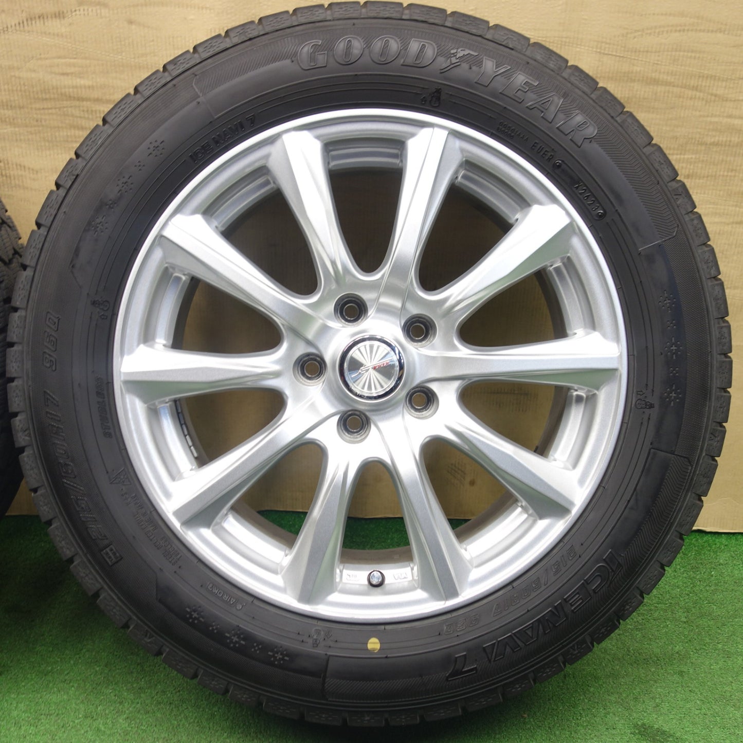 バリ溝！23年！キレイ！9.5分★スタッドレス 215/60R17 グッドイヤー アイスナビ7 JOKER ジョーカー 17インチ PCD114.3/5H★6031402KTス