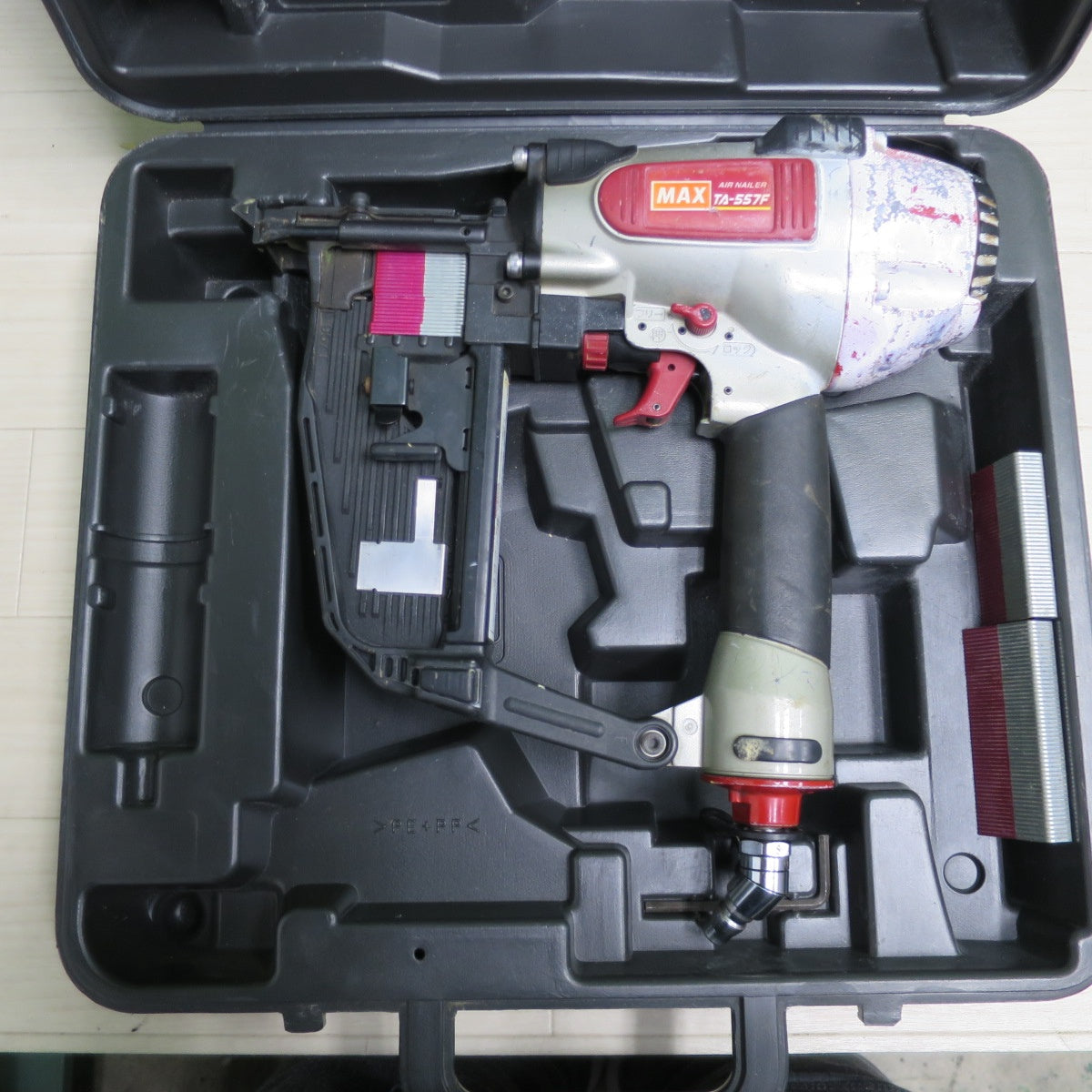 [送料無料] ☆MAX マックス 常圧 エア ネイラ 釘打機 TA-557F/957Tフロア エアー ツール 工具 釘打ち機 ジャンク品☆