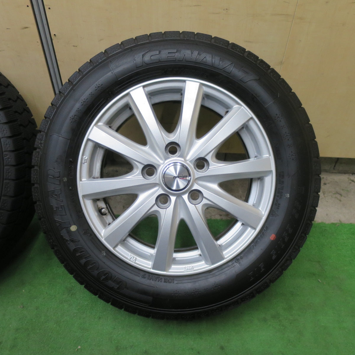 バリ溝！24年！キレイ！9.5分以上★スタッドレス 195/65R15 グッドイヤー アイスナビ7 ravrion RS01 ラブリオン 15インチ PCD114.3/5H★5112101TTス