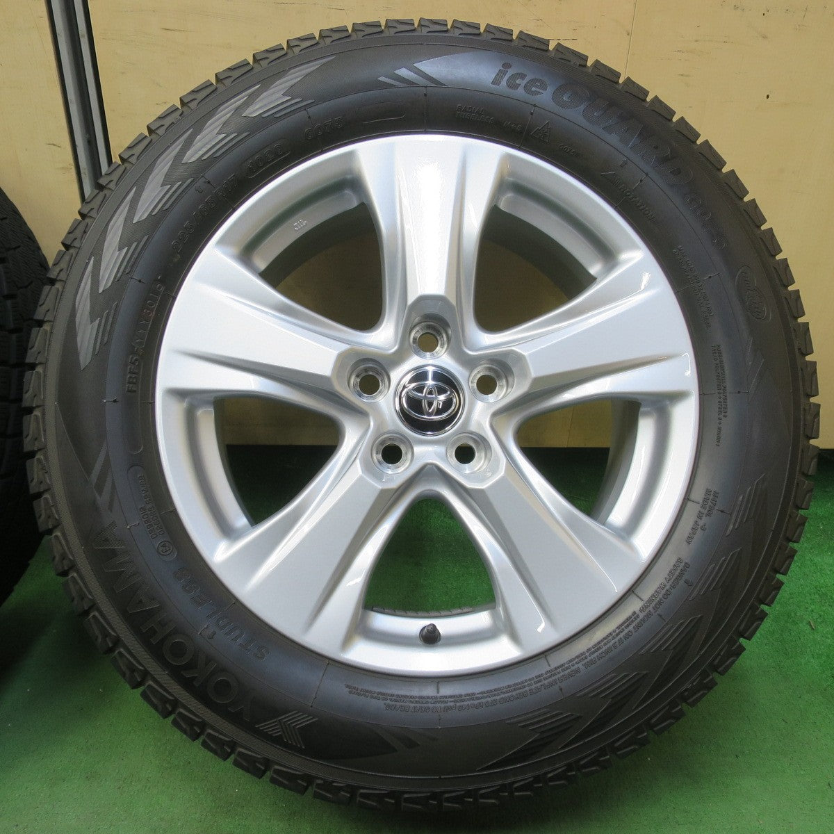 バリ溝！キレイ！9分★トヨタ 50系 RAV4 純正 225/65R17 スタッドレス ヨコハマ アイスガード G075 17インチ PCD114.3/5H★5080801イス