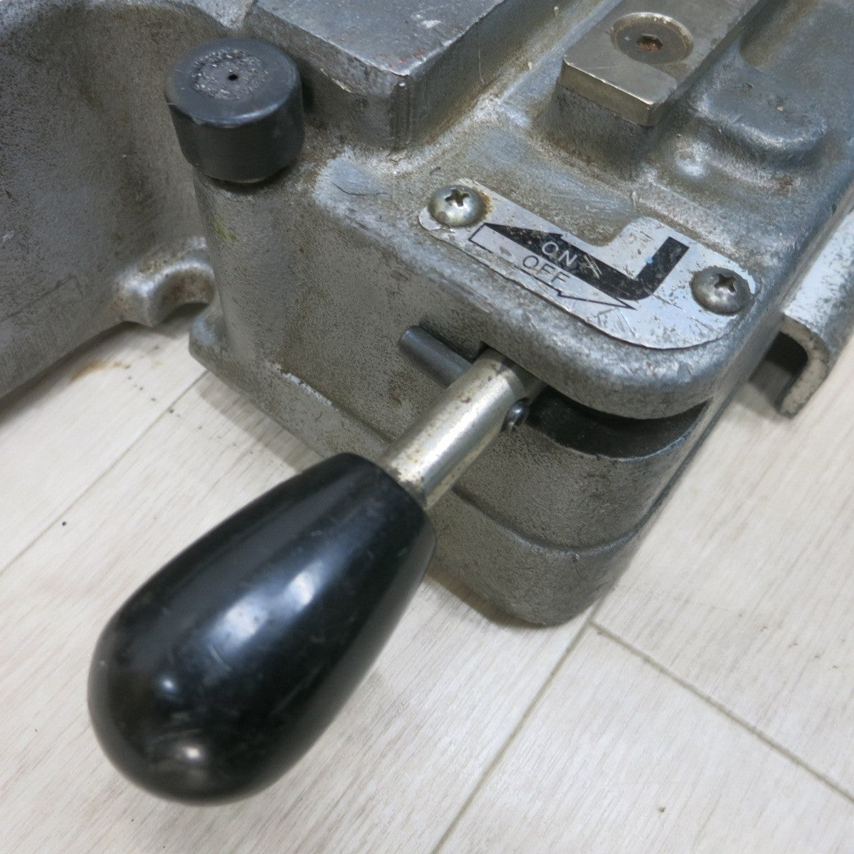 [送料無料] ◆新ダイワ ロータリー バンドソー 帯鋸切断機  平バイス タイプ 100V RB120FV shindaiwa やまびこ◆