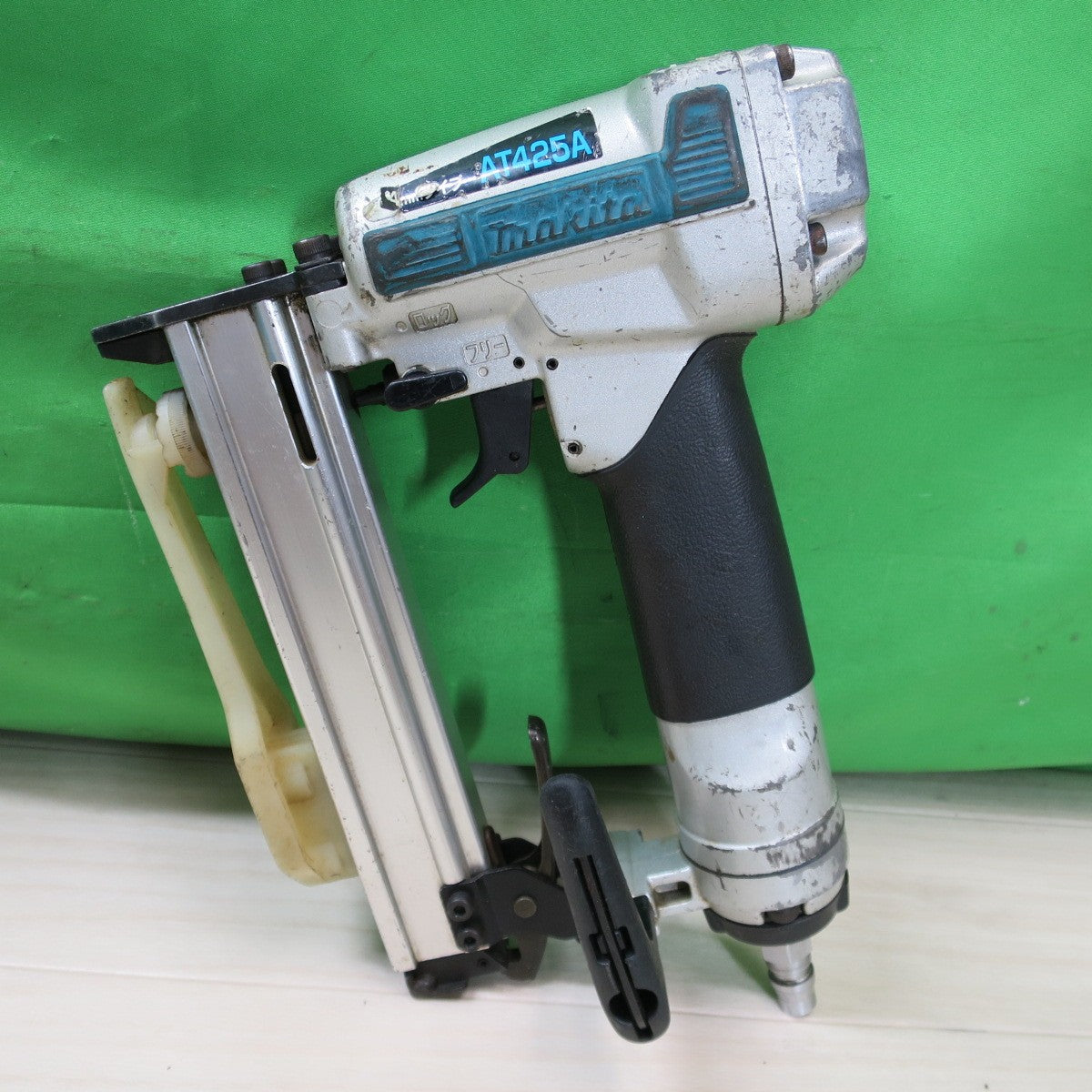 [送料無料] ☆マキタ 4mm 常圧 エア タッカ 長さ13~25mm AT425A ケース付き エア 工具☆