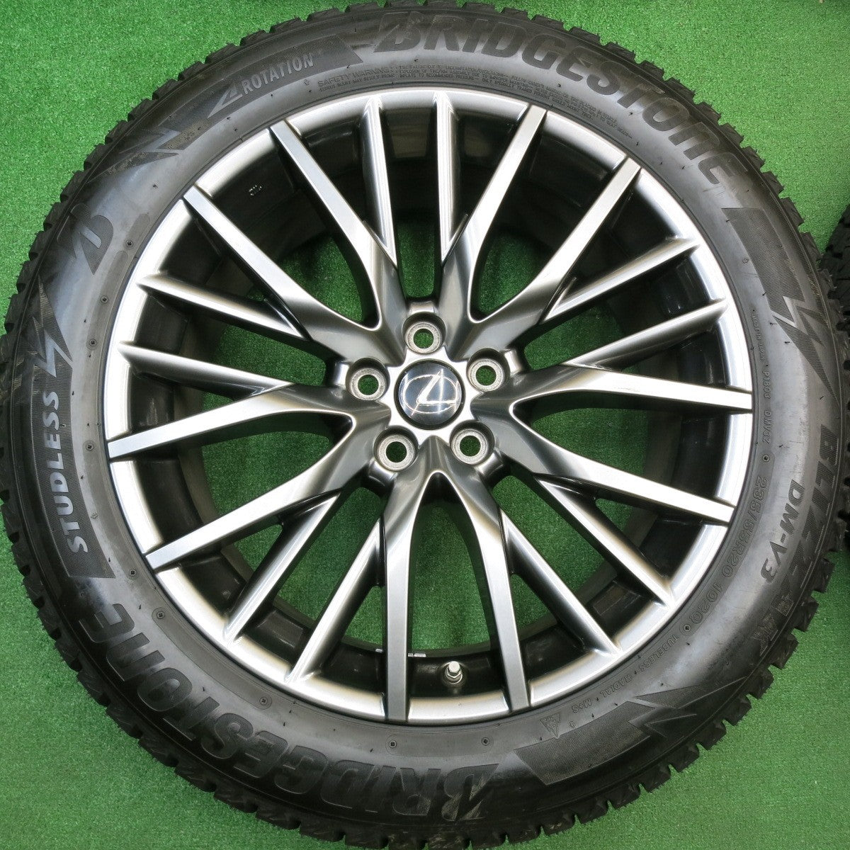 センサー付！ほぼ未使用！24年！キレイ★レクサス RX Fスポーツ 純正 235/55R20 スタッドレス ブリヂストン ブリザック DM-V3 20インチ PCD114.3/5H★5110901HAス