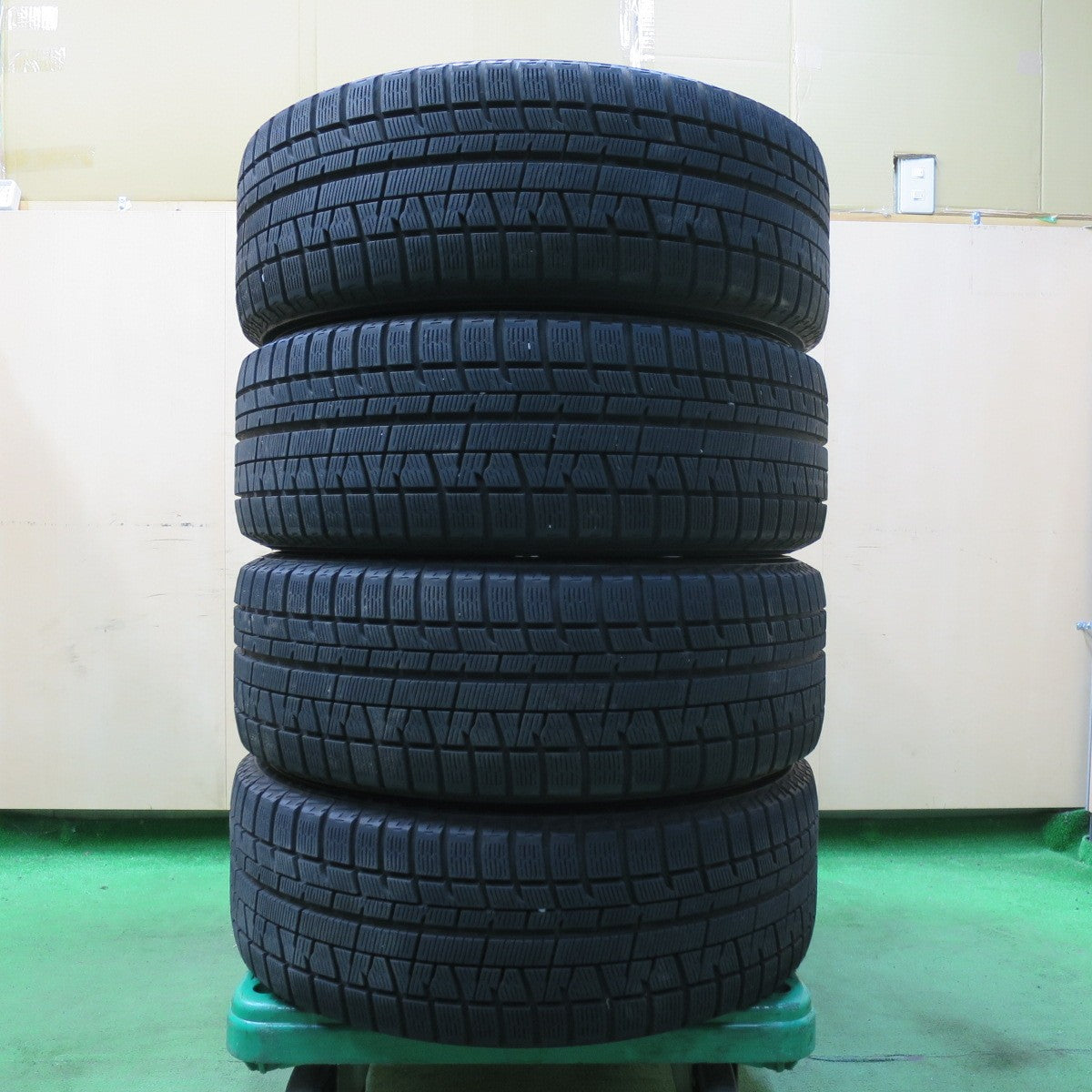 [送料無料] バリ溝！8分★ボルボ 等 BIASSO 215/55R17 スタッドレス ヨコハマ アイスガード iG50 プラス ビアッソ 17インチ PCD108/5H★4120311イス