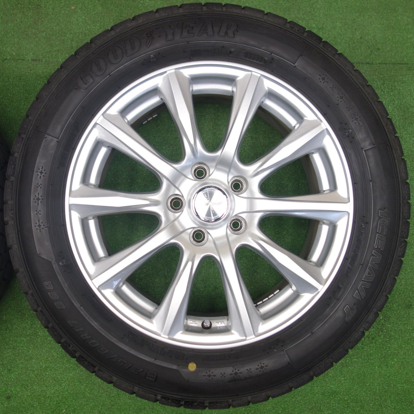 バリ溝！23年！キレイ！9.5分★スタッドレス 215/60R17 グッドイヤー アイスナビ7 JOKER ジョーカー 17インチ PCD114.3/5H★6031402KTス