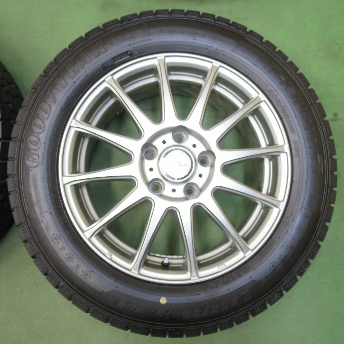 ほぼ未使用！24年！キレイ★スタッドレス 205/60R16 グッドイヤー アイスナビ7 ravrion LUMIERE ラブリオン 16インチ PCD114.3/5H★5111105イス