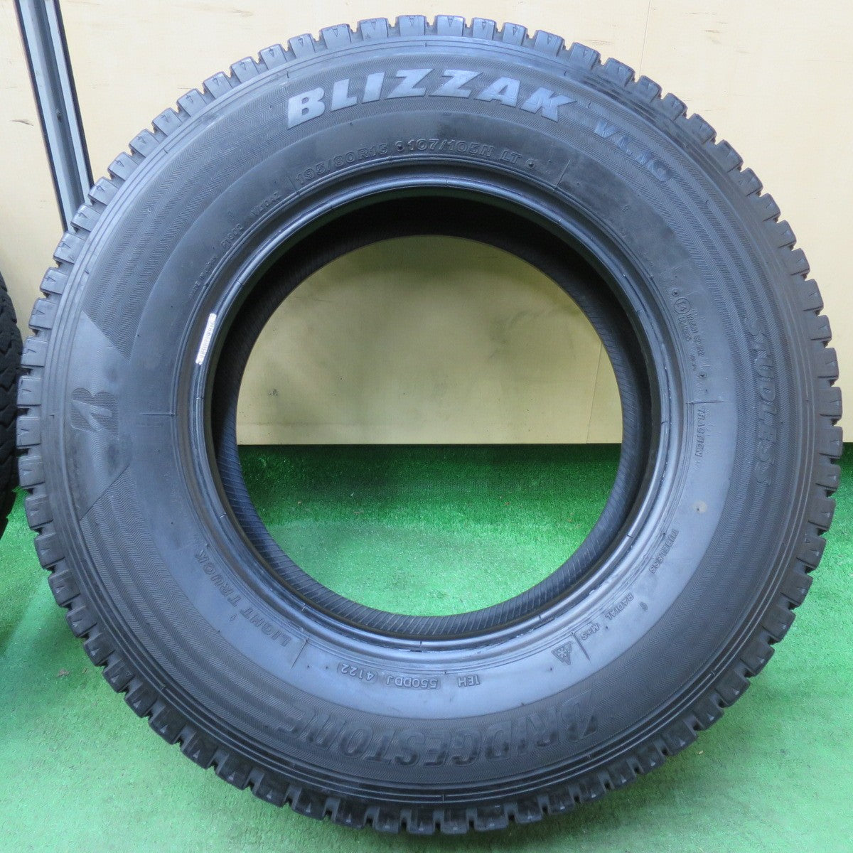 [送料無料] バリ溝！22年！9.5分★スタッドレス 195/80R15 107/105N ブリヂストン ブリザック VL10 タイヤ 15インチ ハイエース キャラバン 等★4111807イスタ