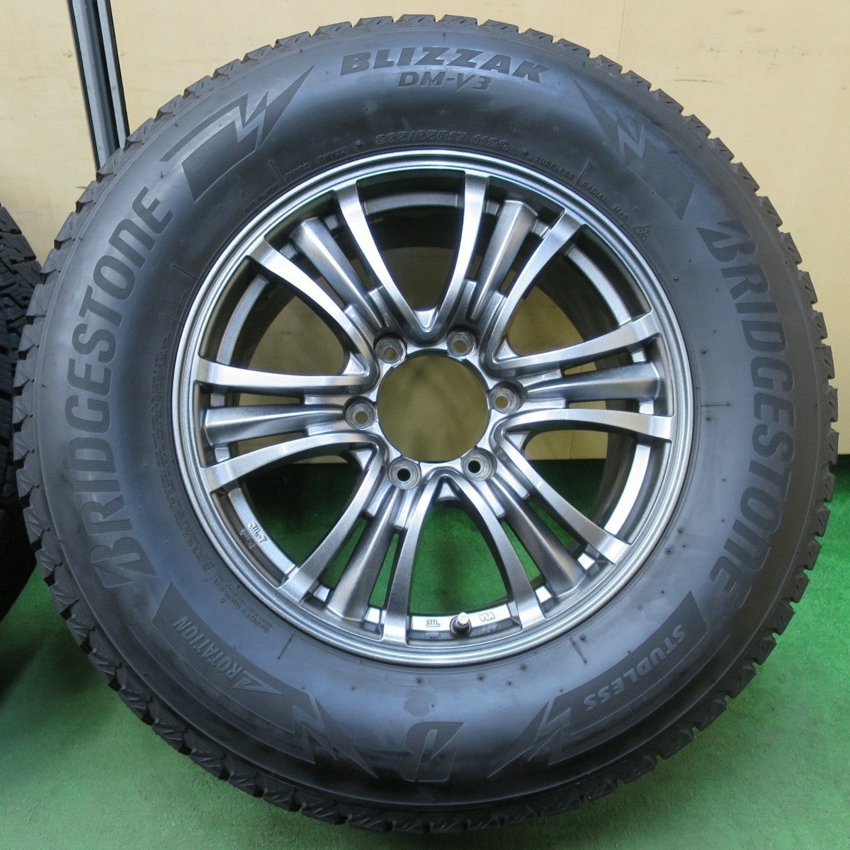バリ溝！22年！キレイ！9.5分★プラド 等 265/65R17 スタッドレス ブリヂストン ブリザック DM-V3 BAZALT バザルト 17インチ PCD139.7/6H★5012802イス