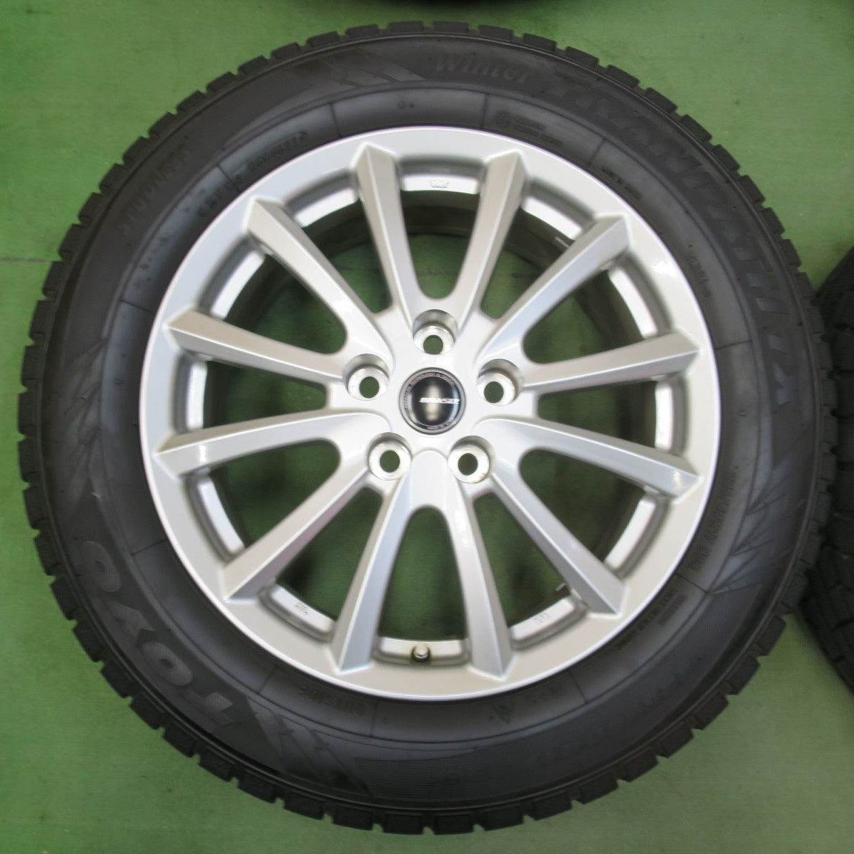 バリ溝！22年！キレイ！9.5分★スタッドレス 225/60R17 トーヨー ウインター トランパス TX QRASIZ VS6 KOSEI クレイシズ 17インチ PCD114.3/5H★5112802イス