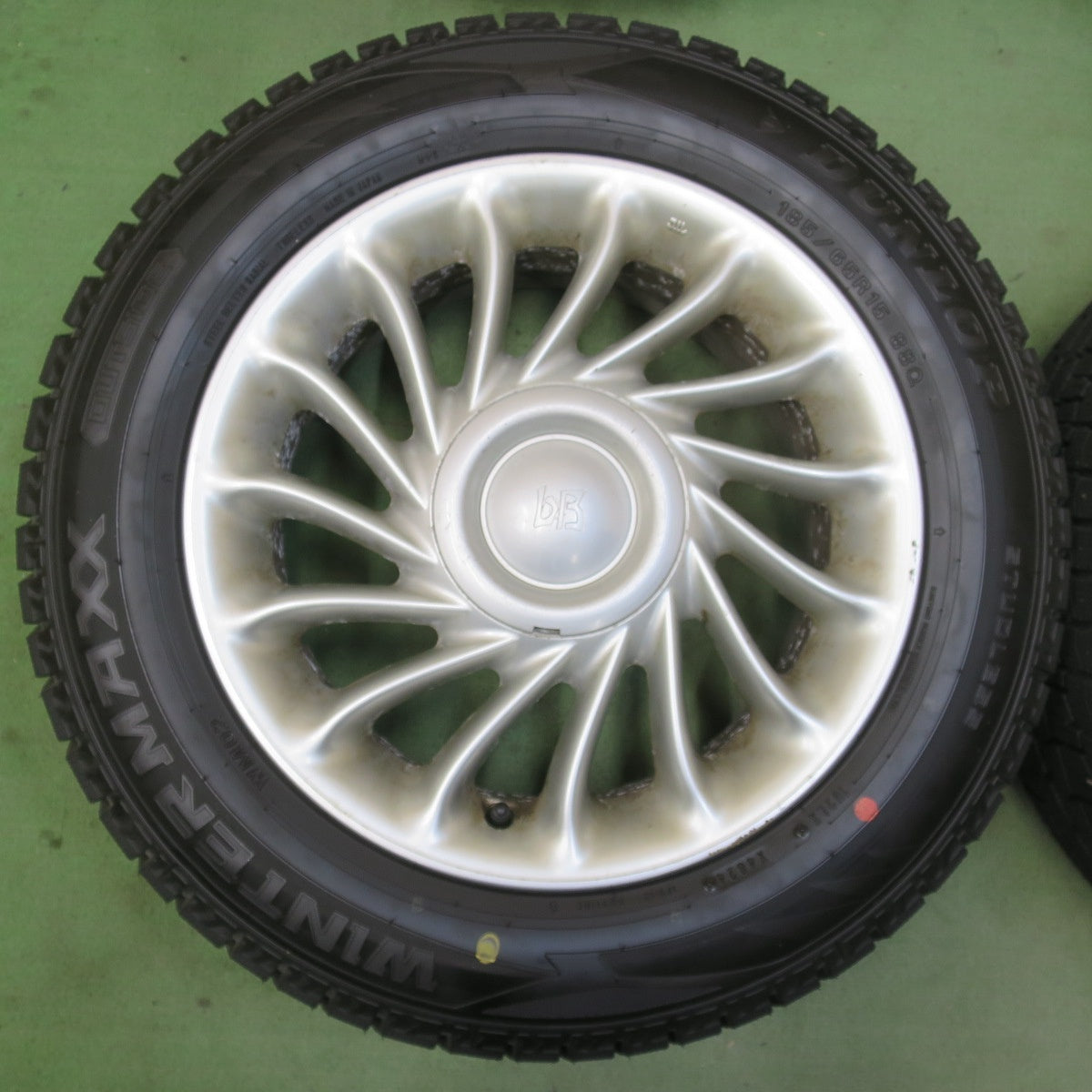 ほぼ未使用！24年★トヨタ bB 純正 185/65R15 スタッドレス ダンロップ ウインターマックス WM02 15インチ PCD100/4H★6042904イス