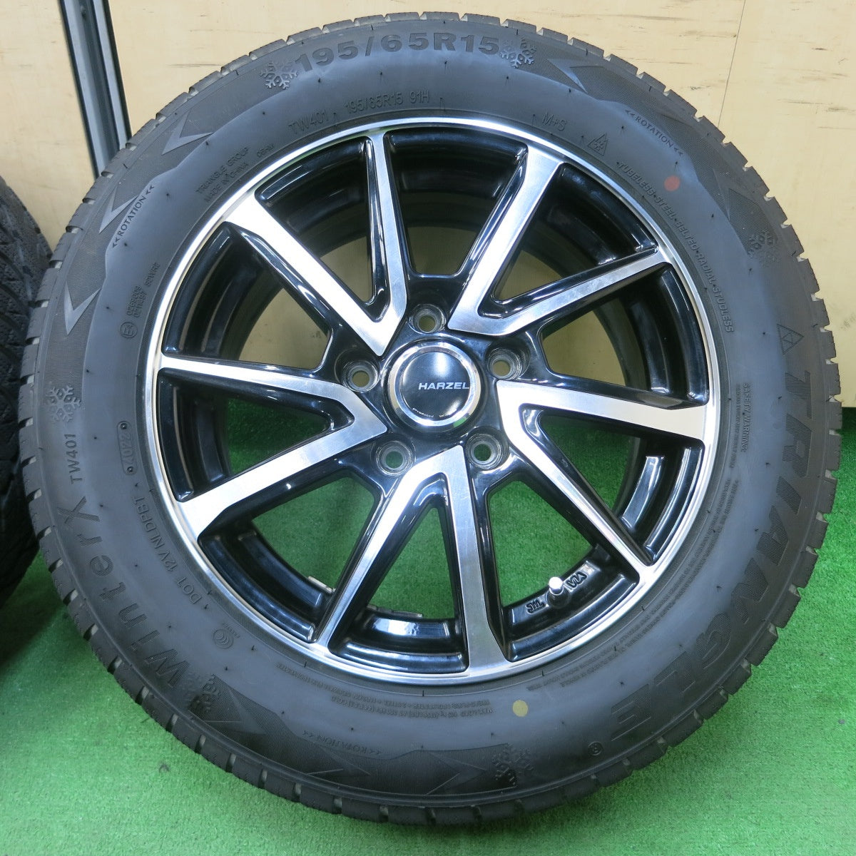 *送料無料* バリ溝！22年！キレイ！8.5分★スタッドレス 195/65R15 トライアングル WinterX TW401 HARZEL Ares 15インチ PCD114.3/5H★4041008イス