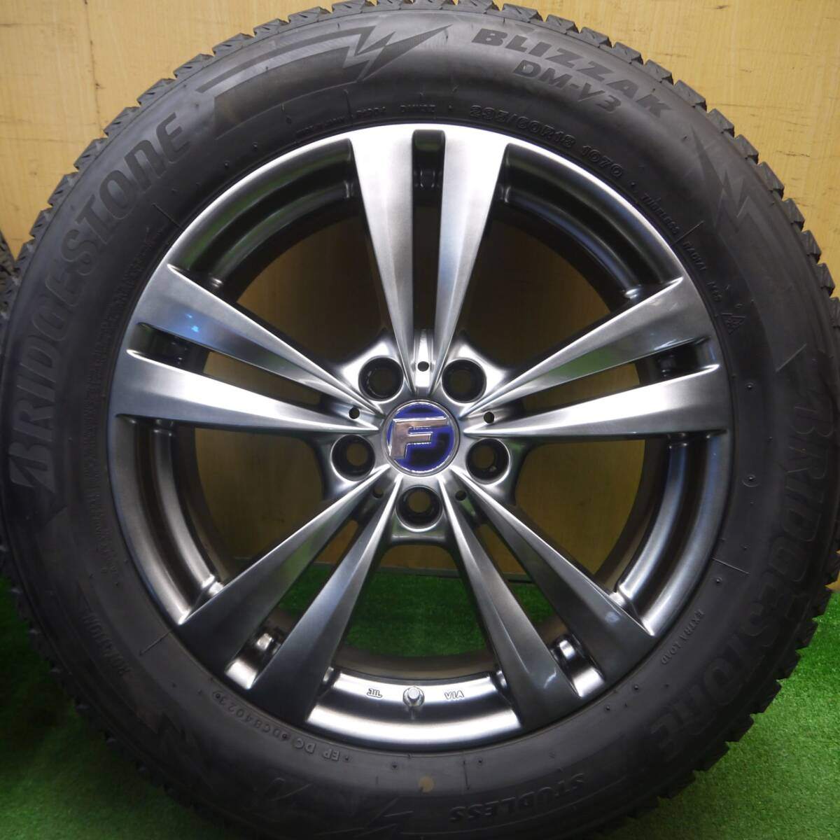 バリ溝！23年！キレイ！9.5分★Lehrmeister L-F LOUNGE 235/60R18 スタッドレス ブリヂストン ブリザック DM-V3 レアマイスター L-Fラウンジ 18インチ PCD114.3/5H★5022111Hス