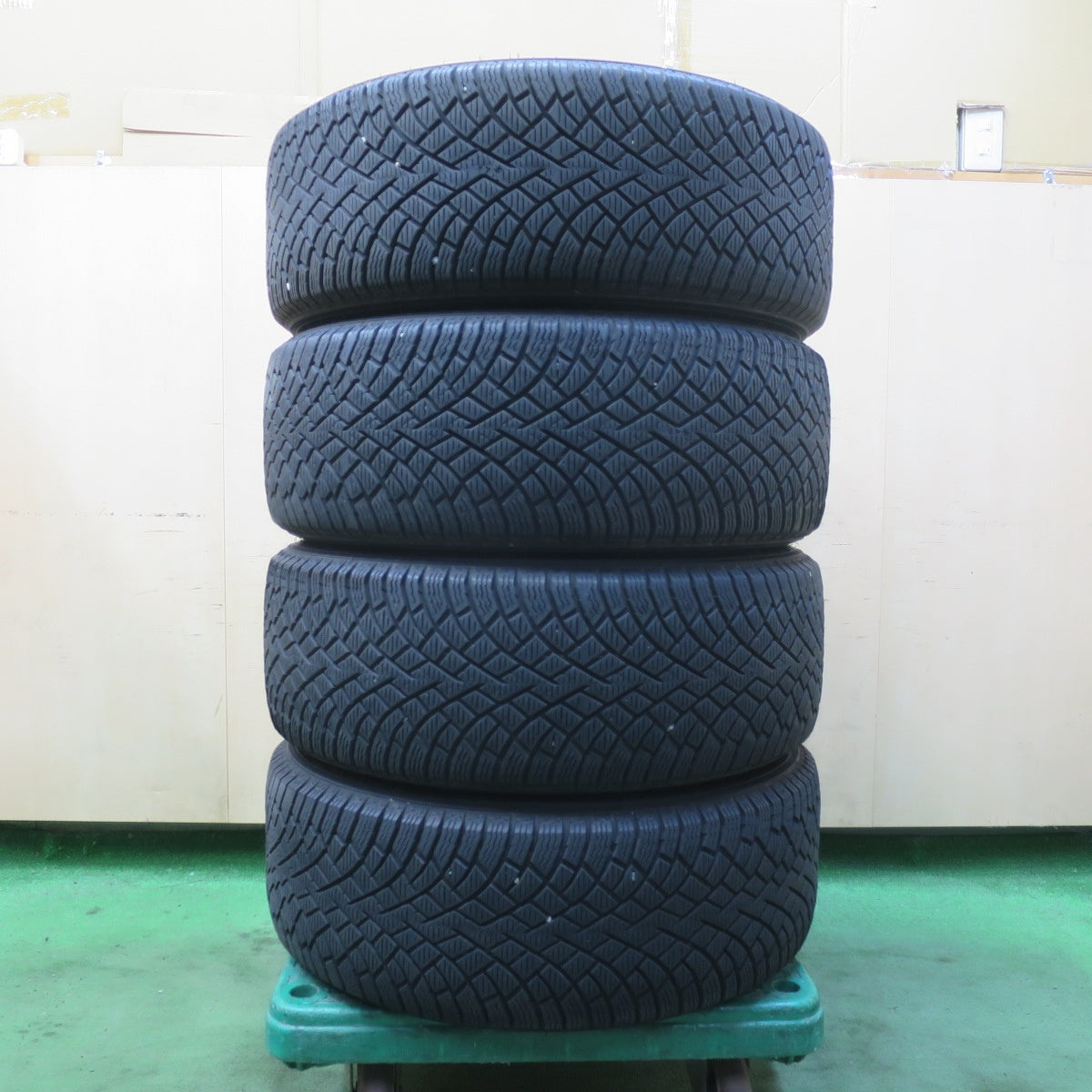 バリ溝！22年！8.5分★BMW 等 MAK FAHR 225/55R17 スタッドレス ノキアン ハッカペリッタ R5 FRT 17インチ ファー PCD112/5H★6022607イス