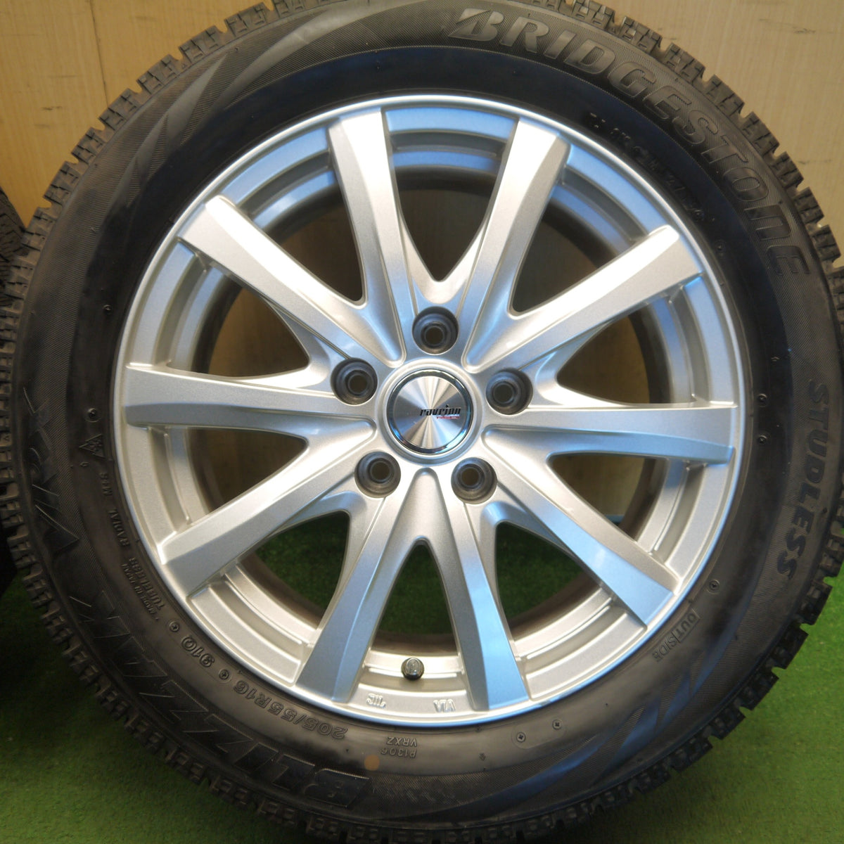 バリ溝！キレイ！9.5分以上◎スタッドレス 205/55R16 ブリヂストン ブリザック VRX ravrion RS01 ラブリオン 16インチ PCD114.3/5H◎6082505Hス