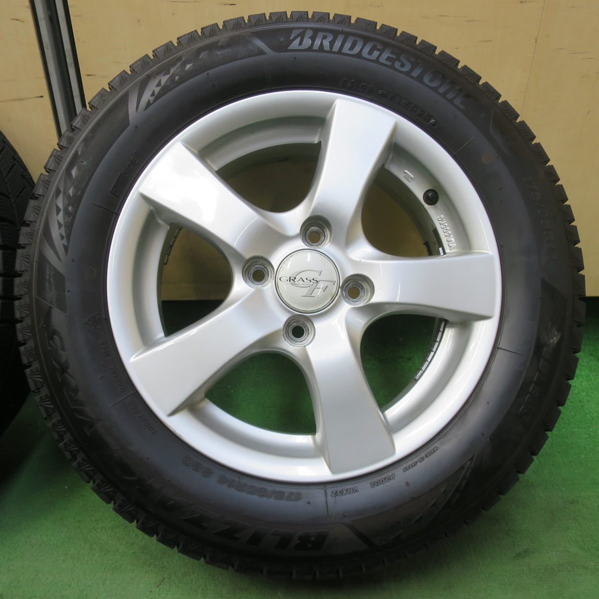 バリ溝！23年！9分★スタッドレス 175/65R14 ブリヂストン ブリザック VRX3 GRASS グラス 14インチ PCD100/4H★6011703イス