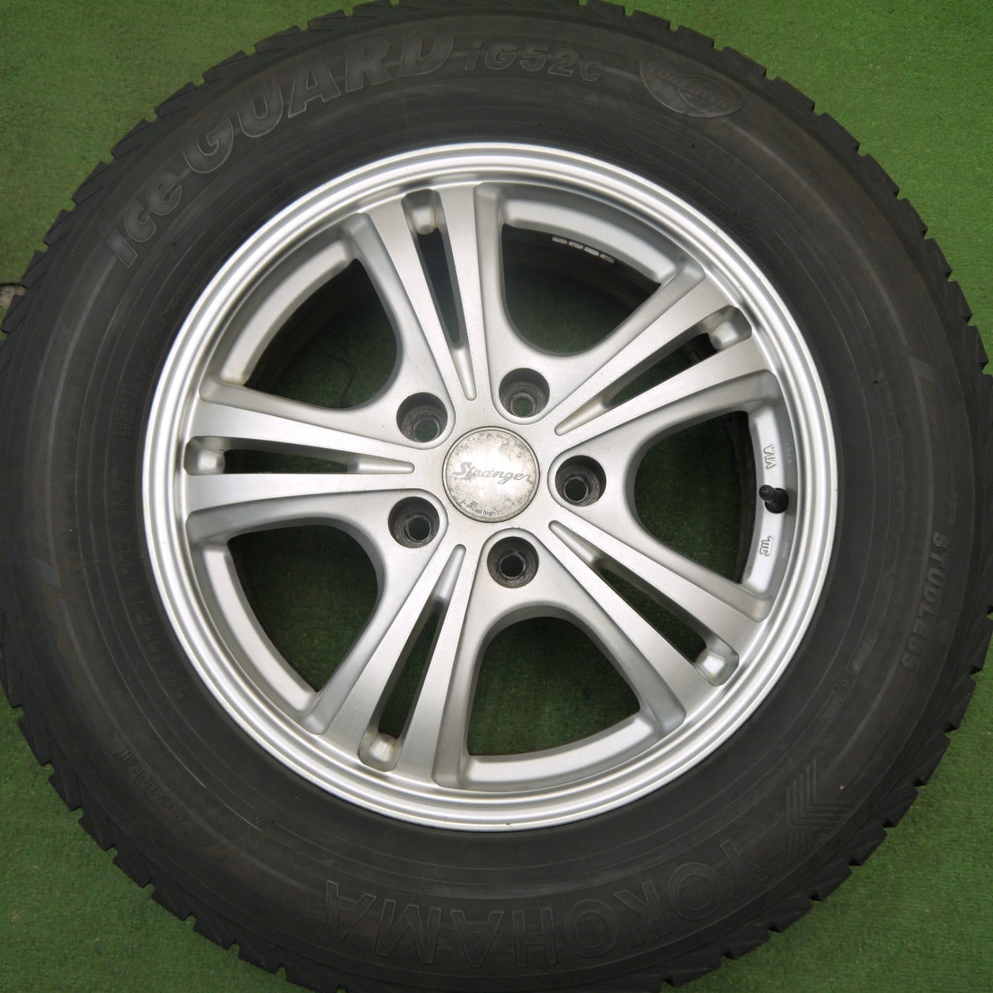 バリ溝！22年！9.5分★スタッドレス 215/65R16 ヨコハマ アイスガード iG52C Stranger ストレンジャー 16インチ PCD114.3/5H★5050705Hス