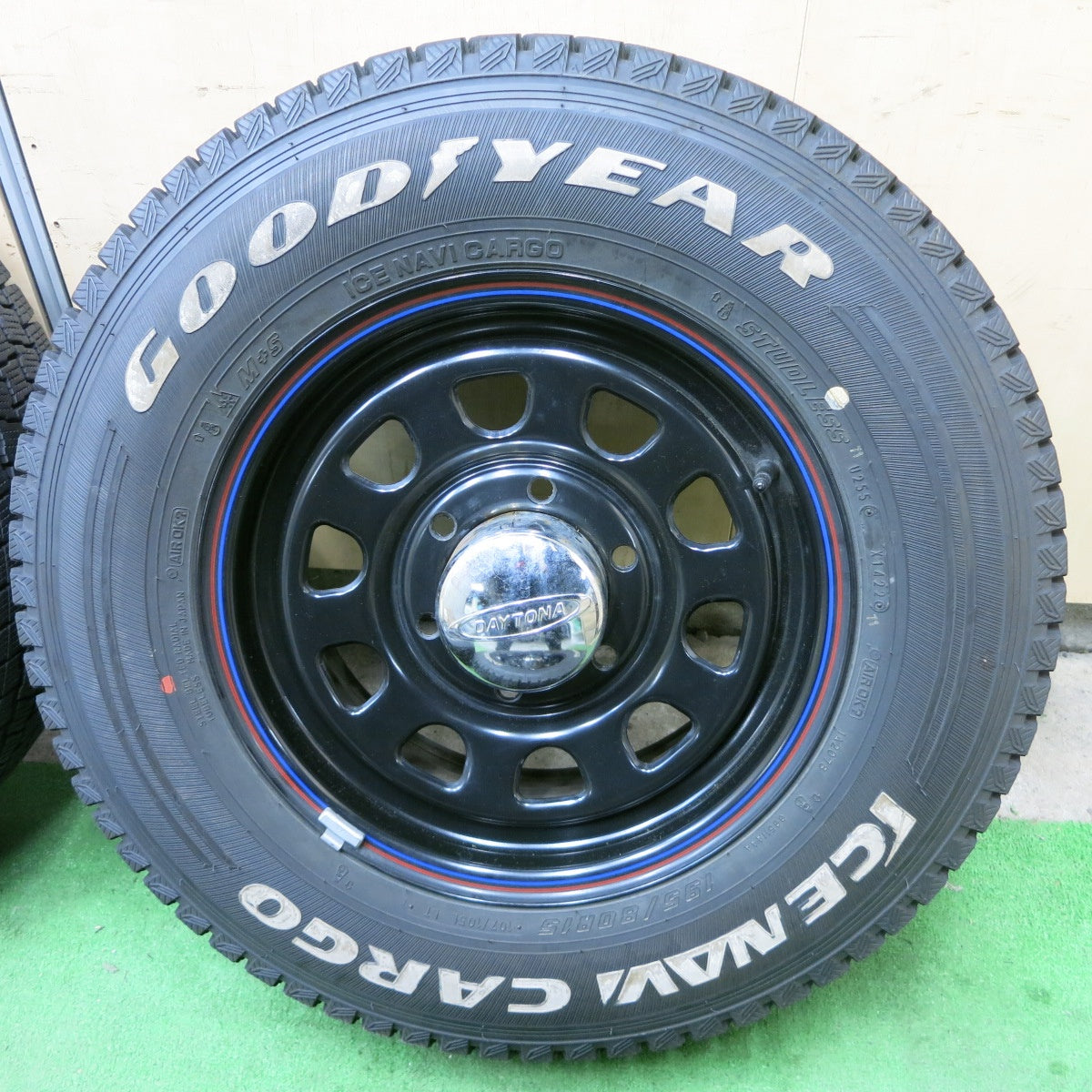 バリ溝！22年！キレイ！9.5分★ハイエース 等 195/80R15 107/105L DAYTONA スタッドレス グッドイヤー アイスナビ カーゴ デイトナ 15インチ PCD139.7/6H★5050701ナス
