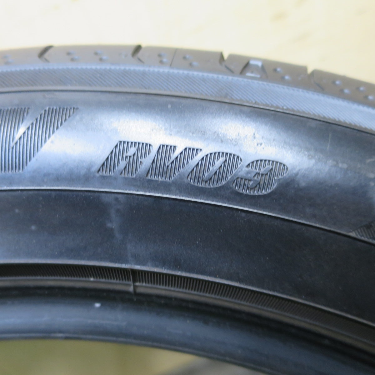 バリ溝！23年！8.5分！2本★235/50R18 ヨコハマ BluEarth-RV RV03 タイヤ 18インチ ブルーアース アルファード ヴェルファイア 等★6032103NGノタ