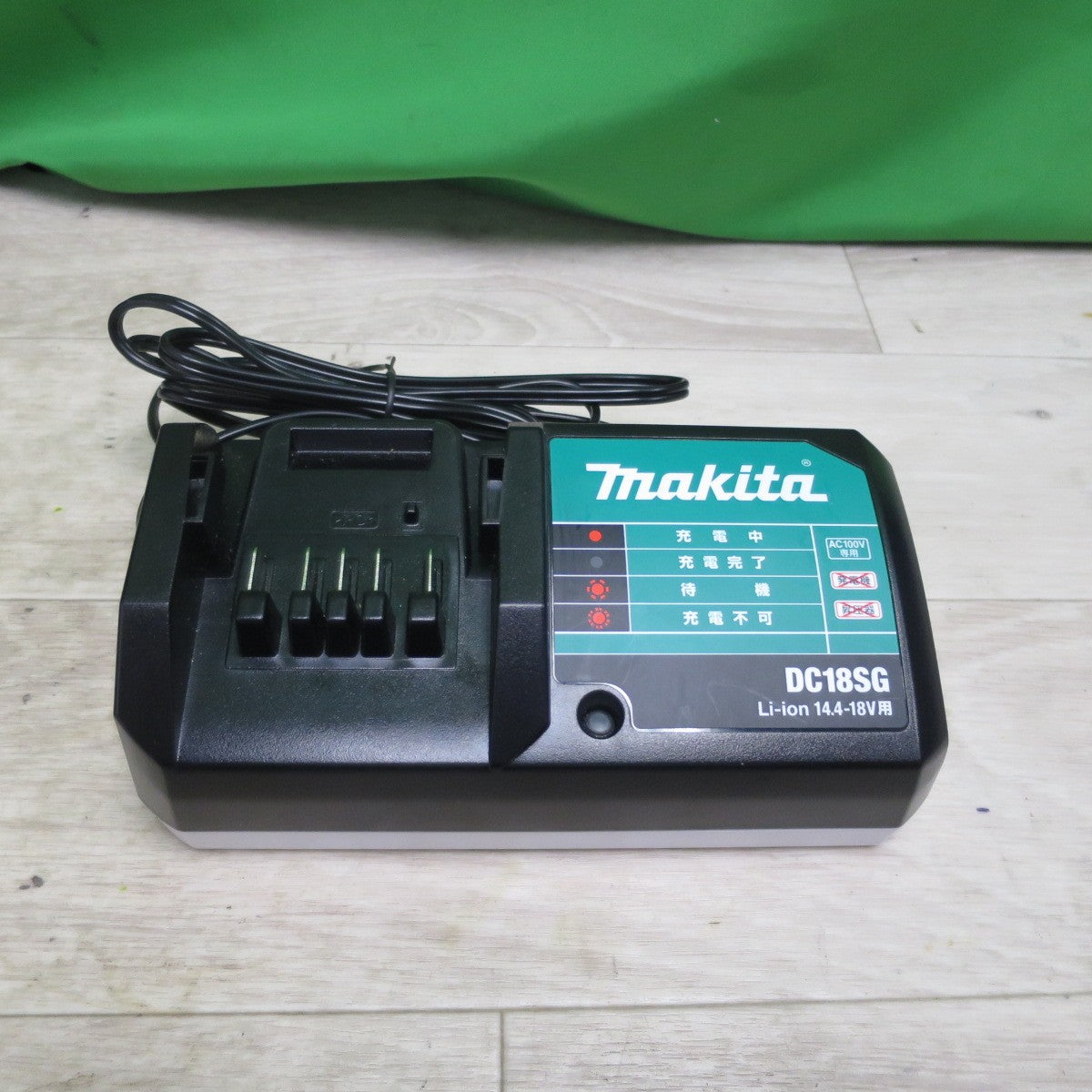[送料無料] バッテリー2個付！キレイ☆マキタ 充電式 インパクトドライバ MTD001D 電動 工具 充電器 DC18SG makita☆