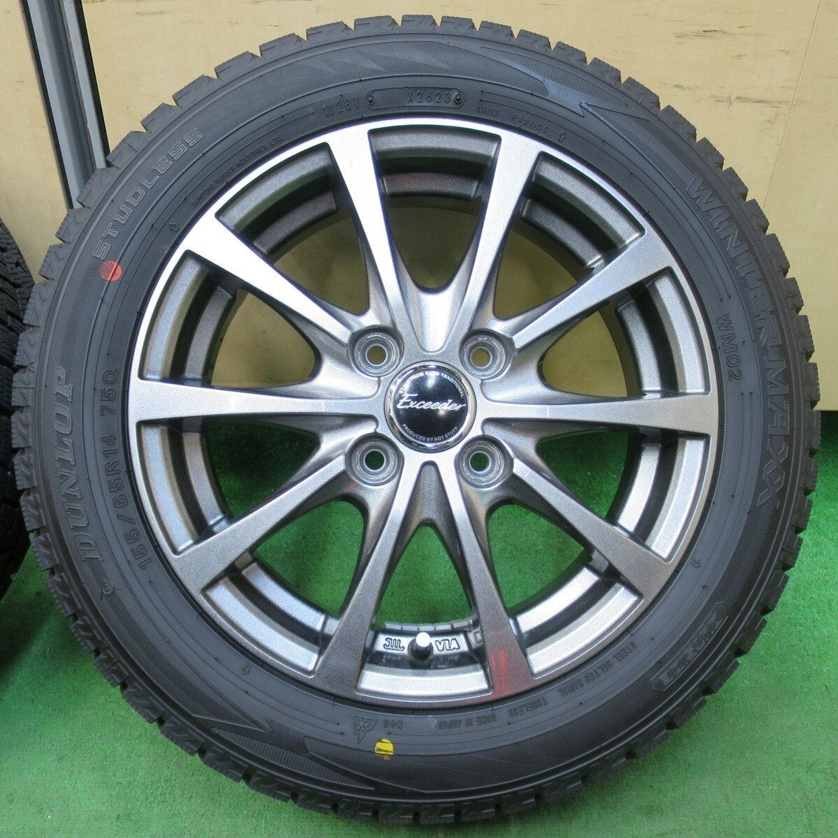 バリ溝！23年！キレイ！ほぼ10分★スタッドレス 155/65R14 ダンロップ ウインターマックス WM02 Exceeder エクシーダー 14インチ PCD100/4H★5030601イス