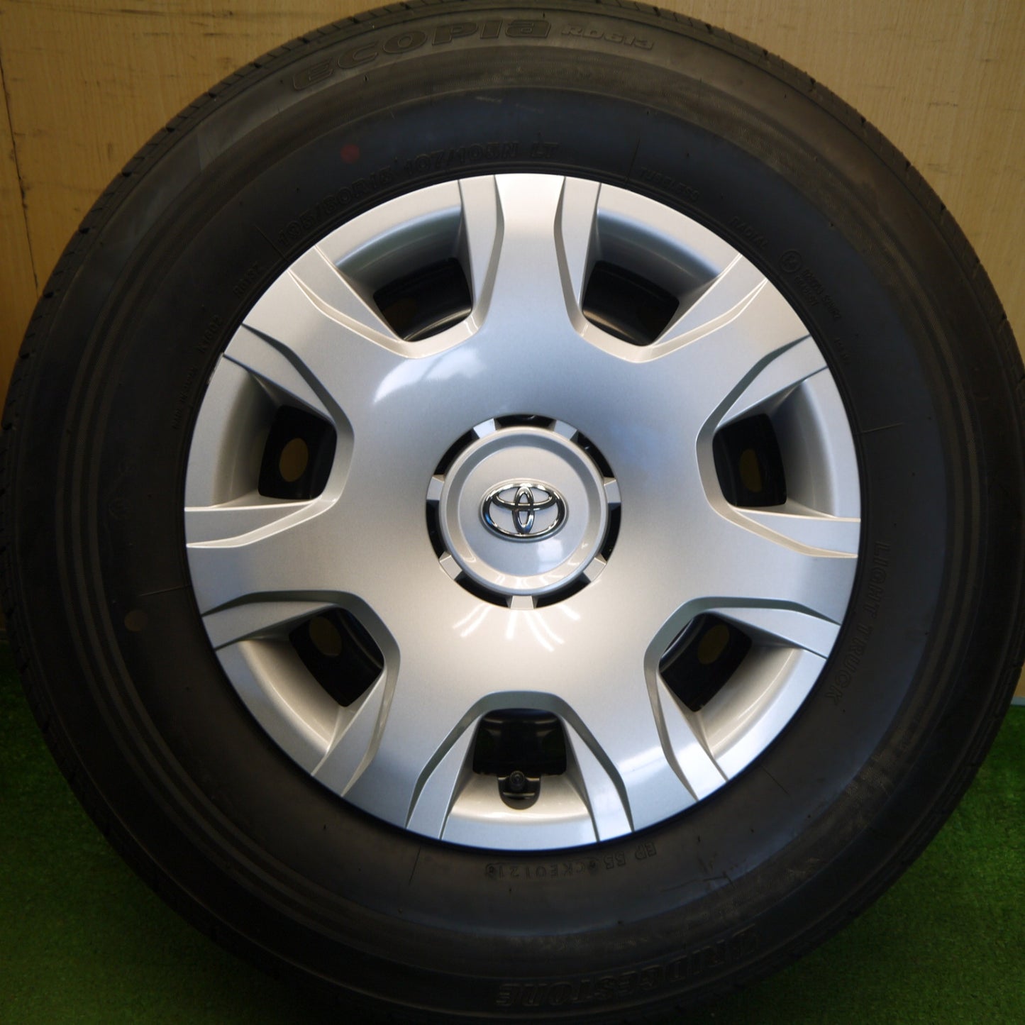新車外し！23年★トヨタ 200系 ハイエース 純正 スチール 195/80R15 107/105N ブリヂストン エコピア RD613 15インチ PCD139.7/6H★6042706Hノ