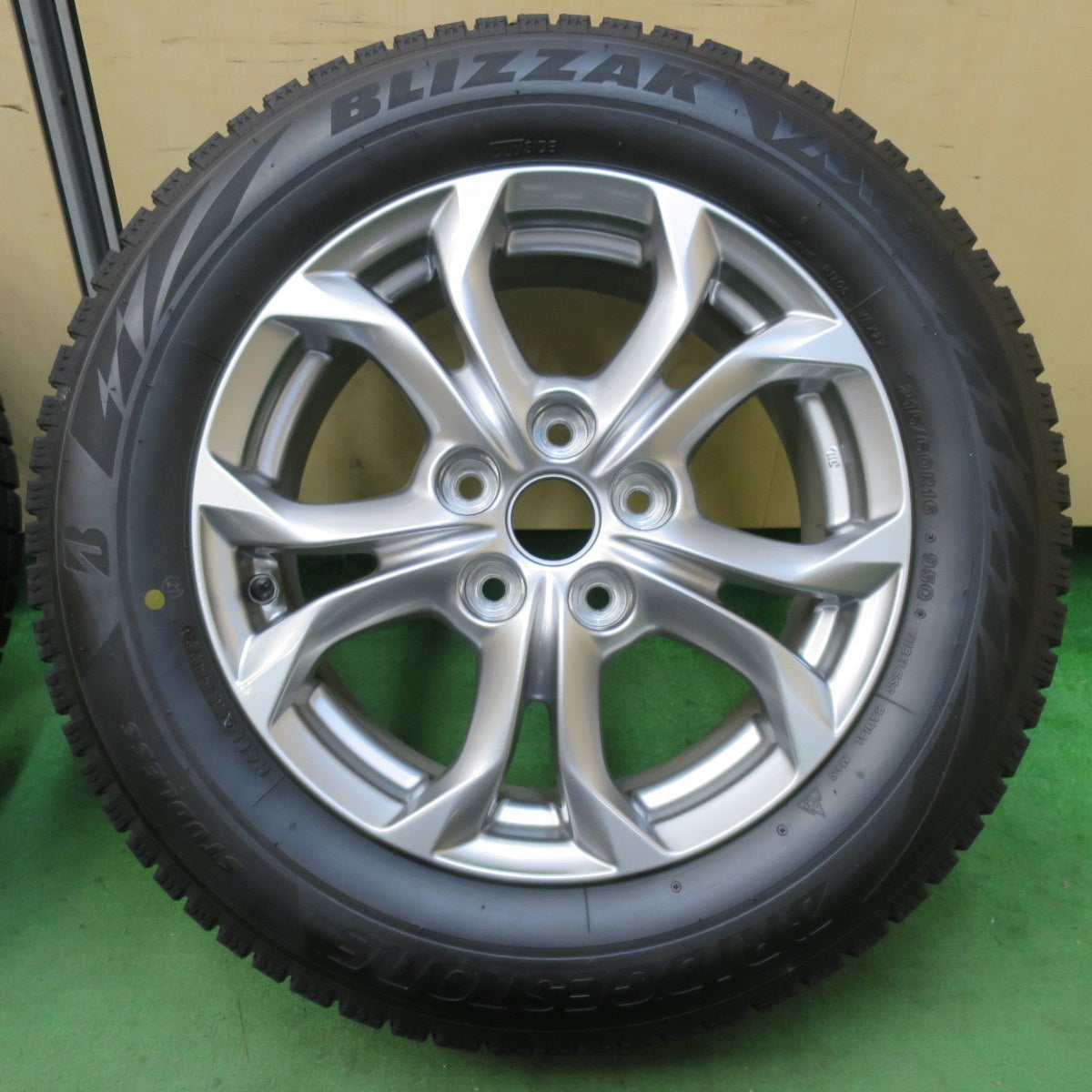 [送料無料] バリ溝！22年！キレイ！9.5分★マツダ CX-3 純正 215/60R16 スタッドレス ブリヂストン ブリザック VRX2 16インチ PCD114.3/5H★5021705イス