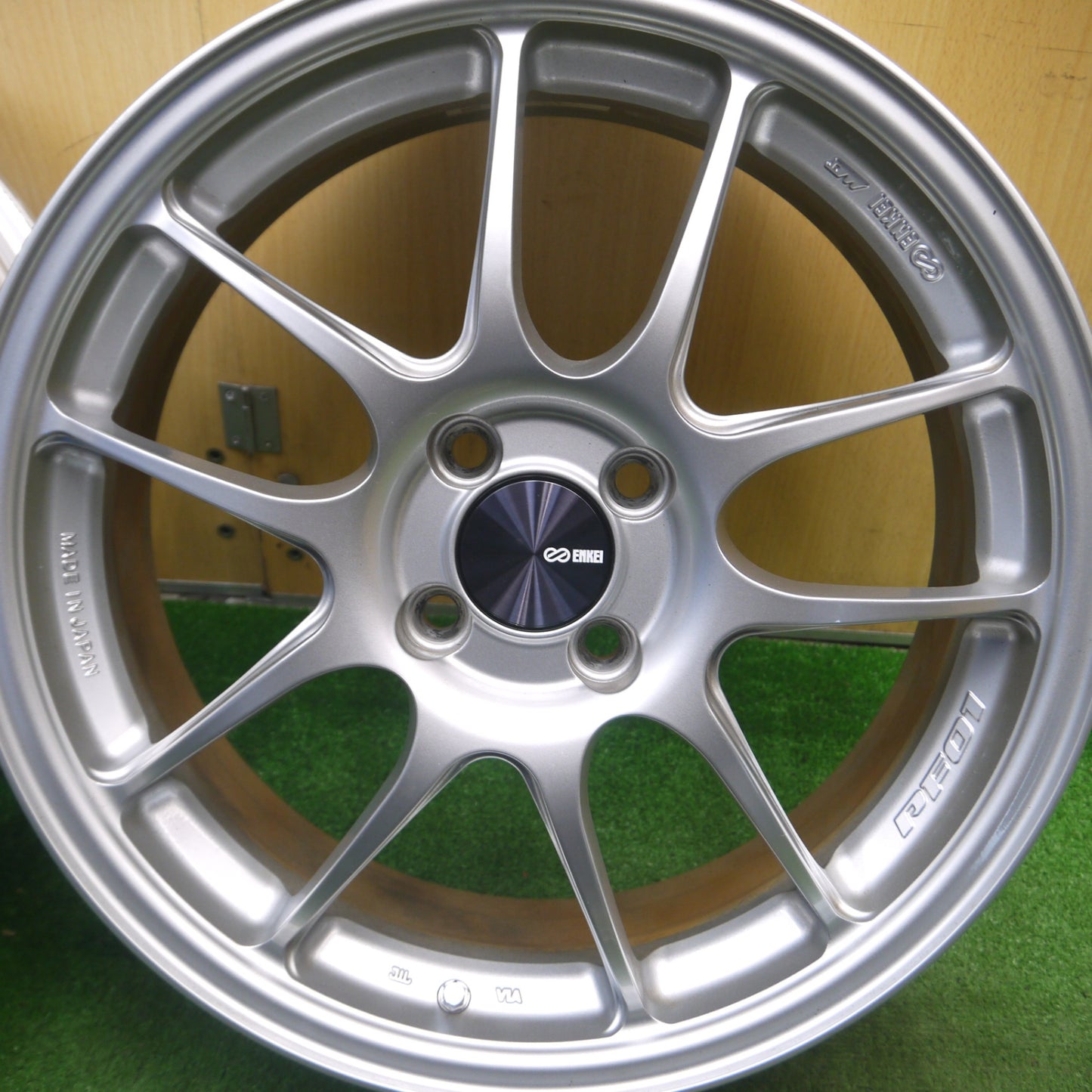[送料無料] キレイ★ENKEI PF01 エンケイ 17インチ ホイール 17×6.5J PCD100/4H★5021410Hホ